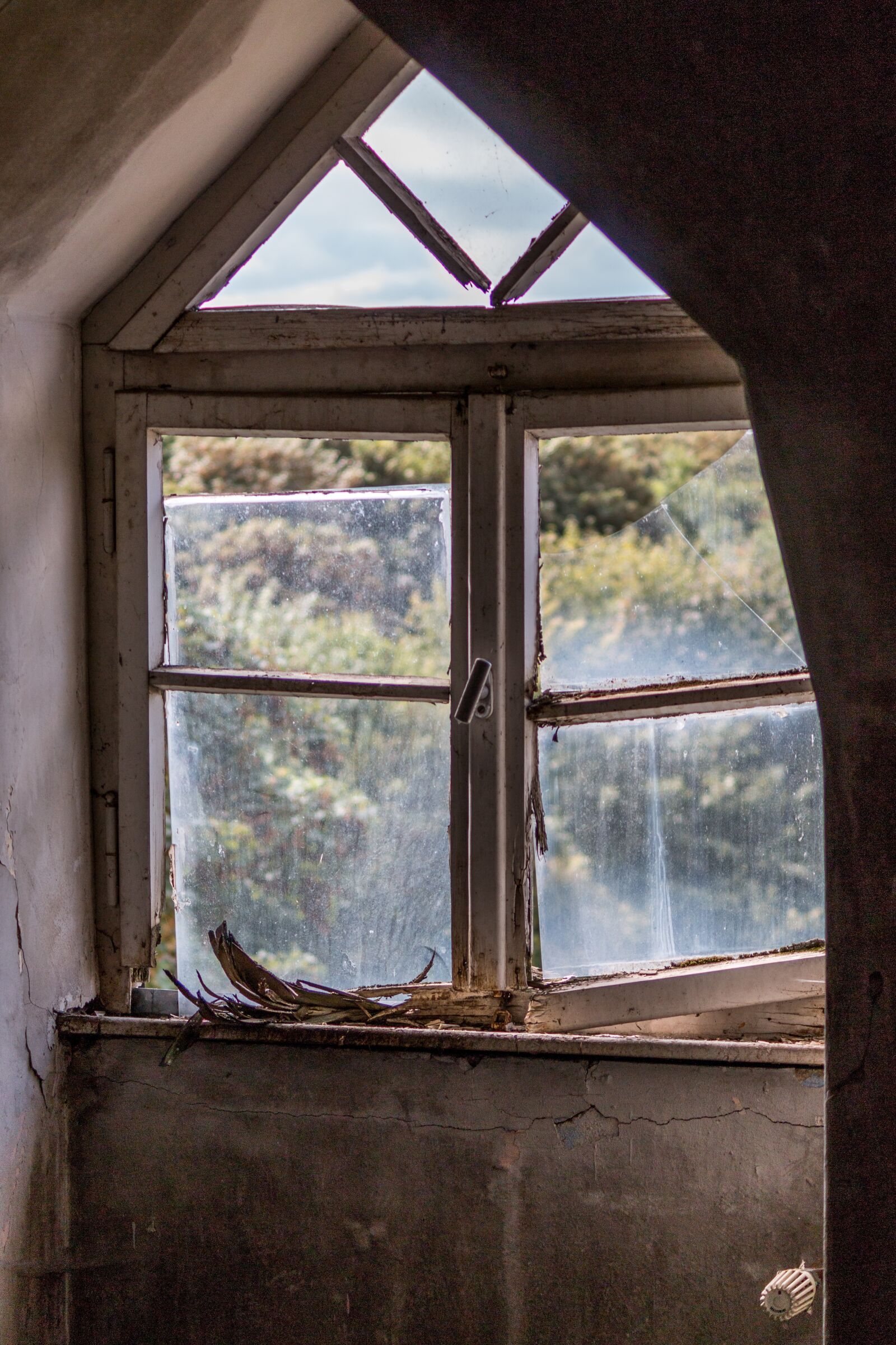 Canon EF-S 55-250mm F4-5.6 IS II sample photo. Window, broken glass, space photography