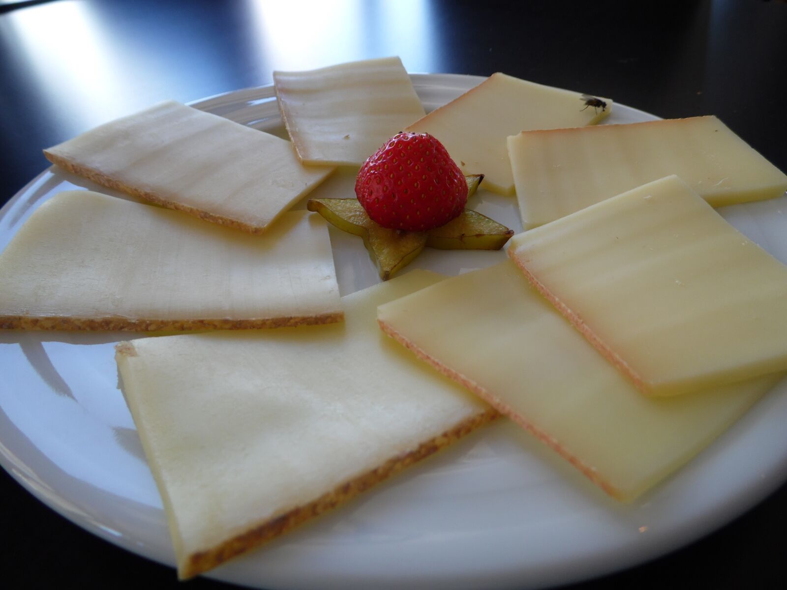 Samsung WB100/  WB101 sample photo. Cheeses, happy, hour photography