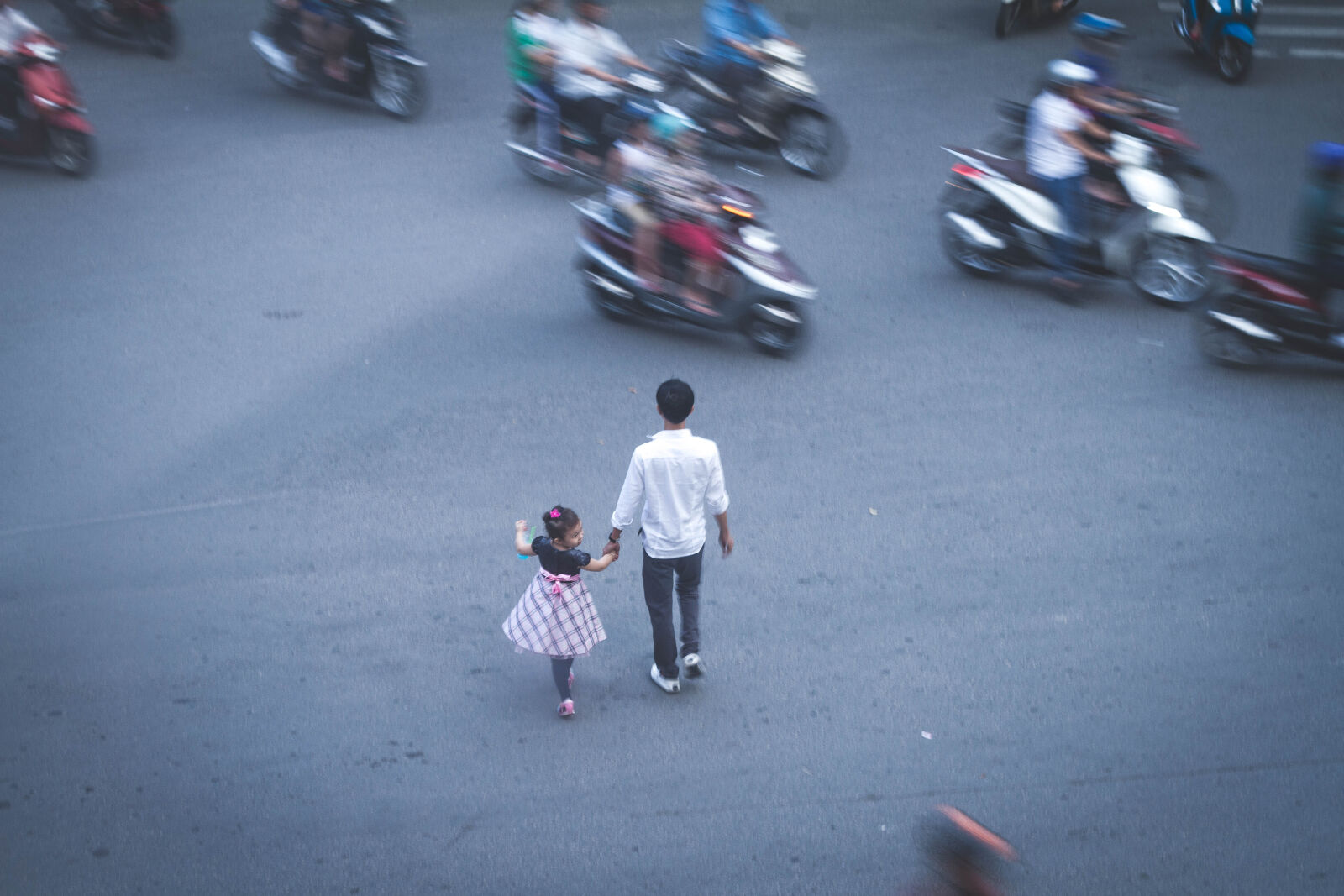 Canon EOS 7D + Canon EF 50mm F1.8 II sample photo. City, kid, saigon, street photography