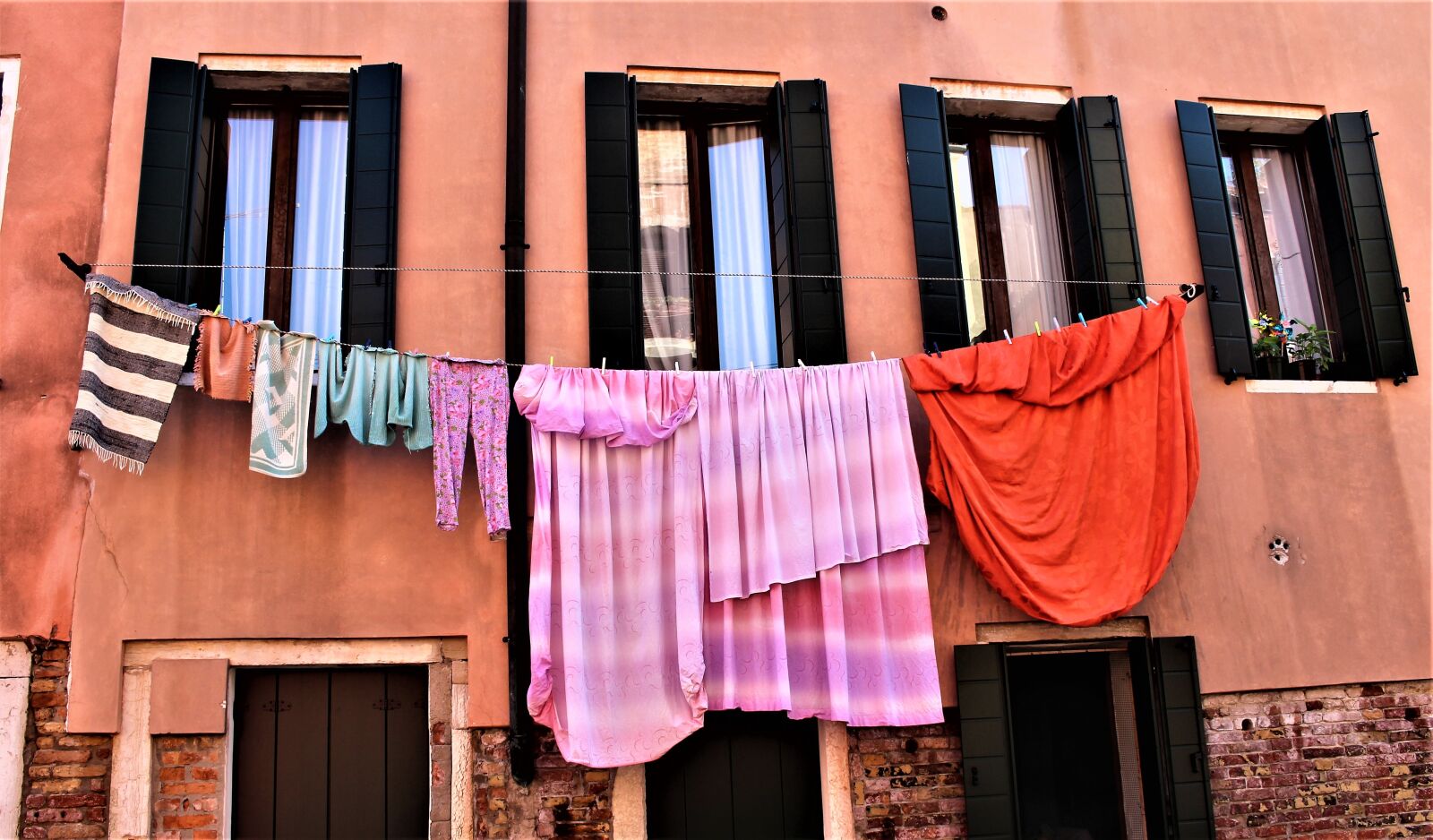 Canon EOS 700D (EOS Rebel T5i / EOS Kiss X7i) sample photo. Washing, window, clothesline photography