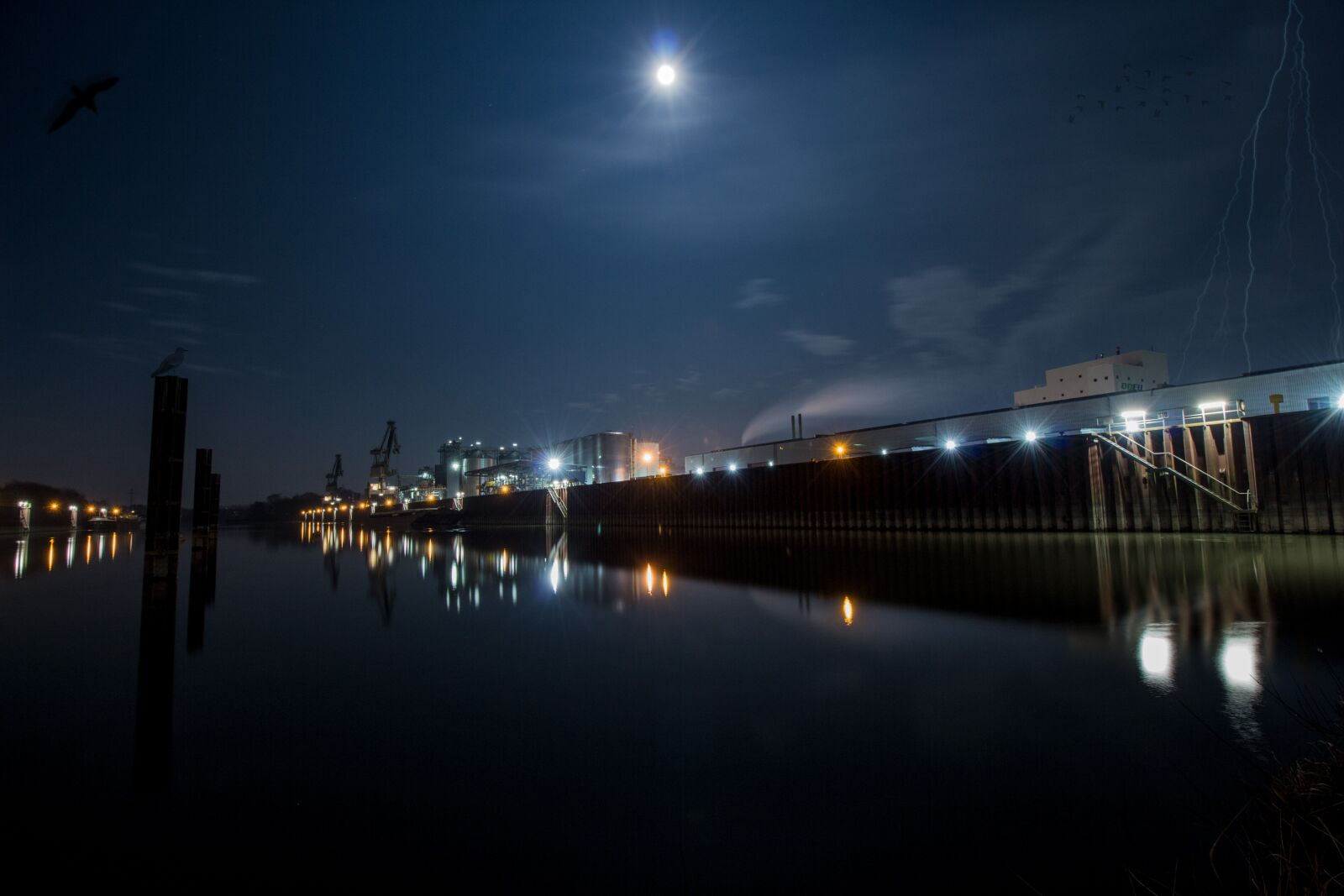 Canon EOS 700D (EOS Rebel T5i / EOS Kiss X7i) sample photo. Port, night, moon photography