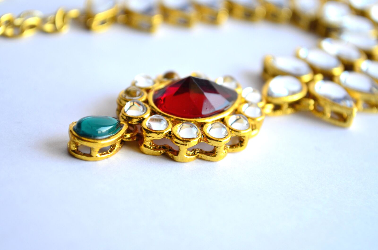 Nikon D5100 sample photo. Diamond, gold, necklace, jewel photography
