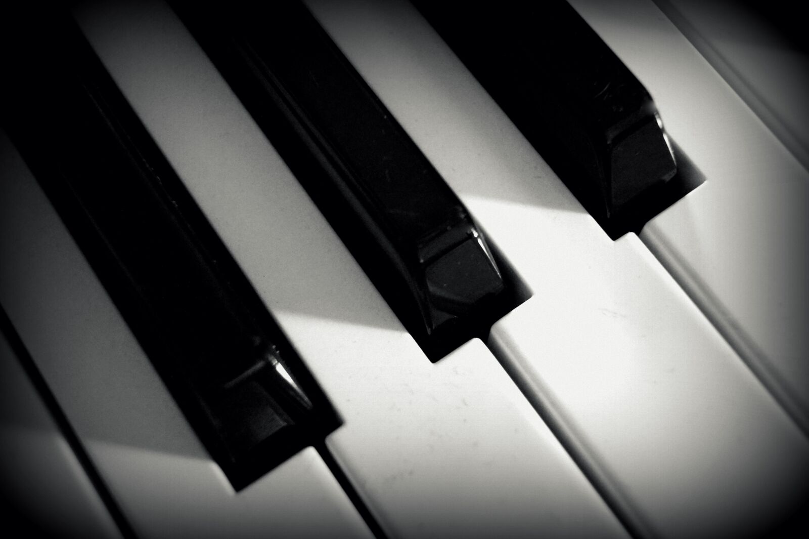 Sony DT 18-55mm F3.5-5.6 SAM II sample photo. Keyboard, keys, music photography