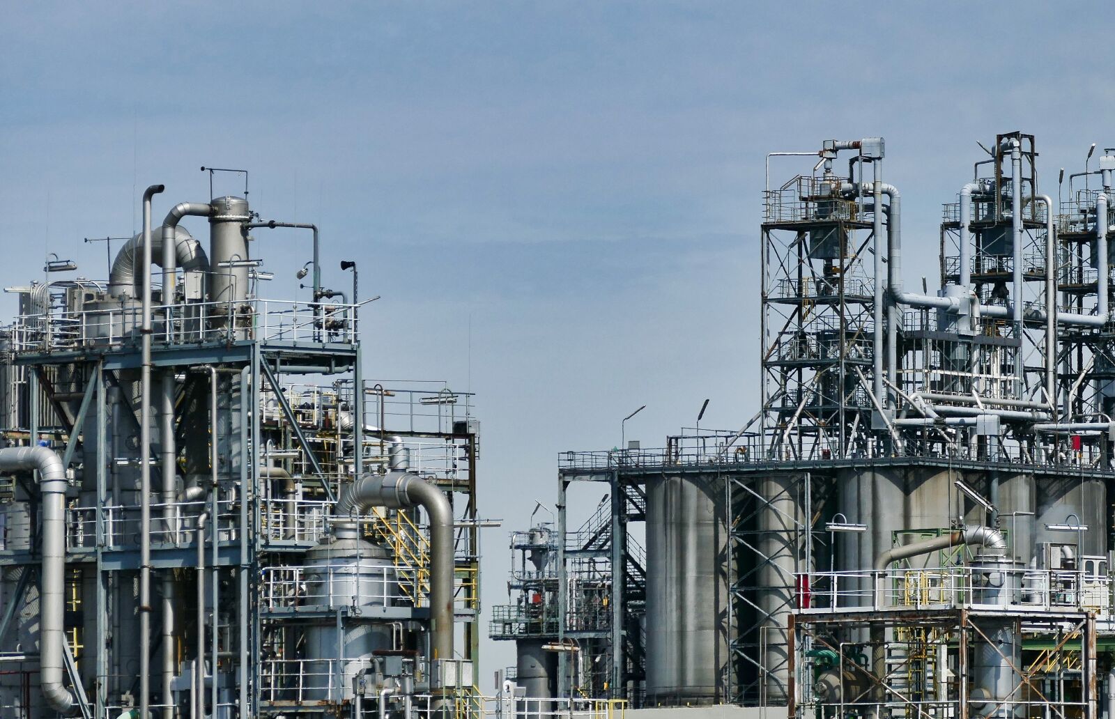Panasonic Lumix DMC-FZ1000 sample photo. Refinery, oil, industry photography