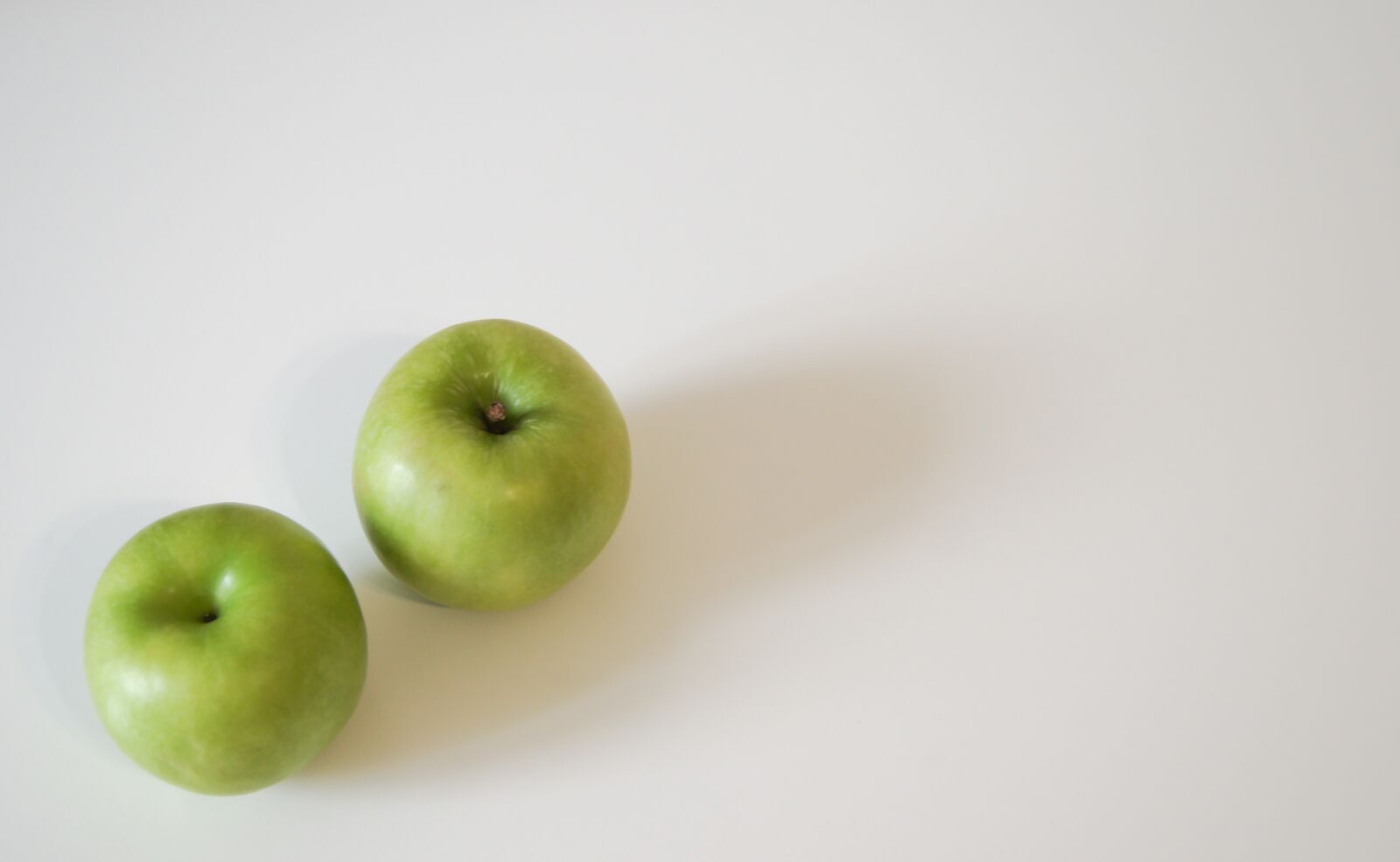 Sony Alpha DSLR-A580 sample photo. Green apples, on the photography