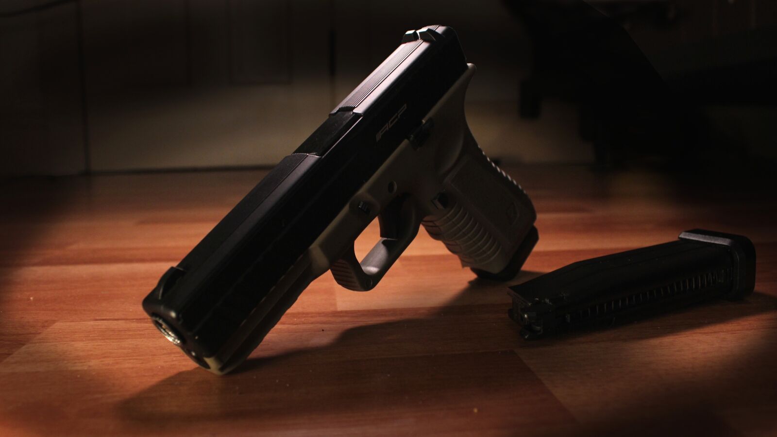 Canon EOS 600D (Rebel EOS T3i / EOS Kiss X5) sample photo. Glock, gun, pistol photography