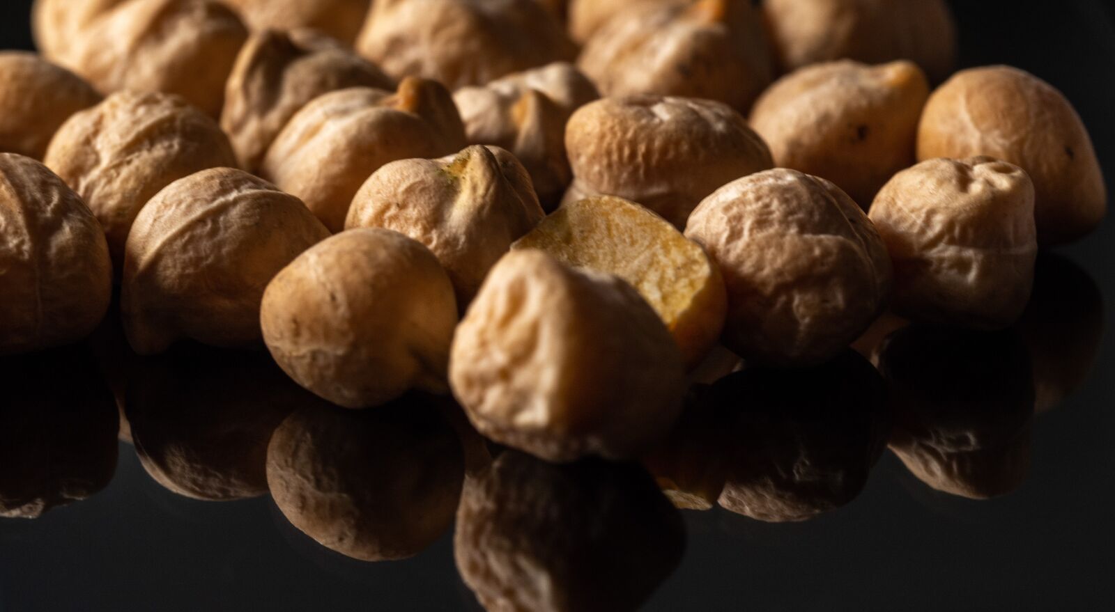 Olympus OM-D E-M10 III sample photo. Chickpeas, legumes, raw materials photography