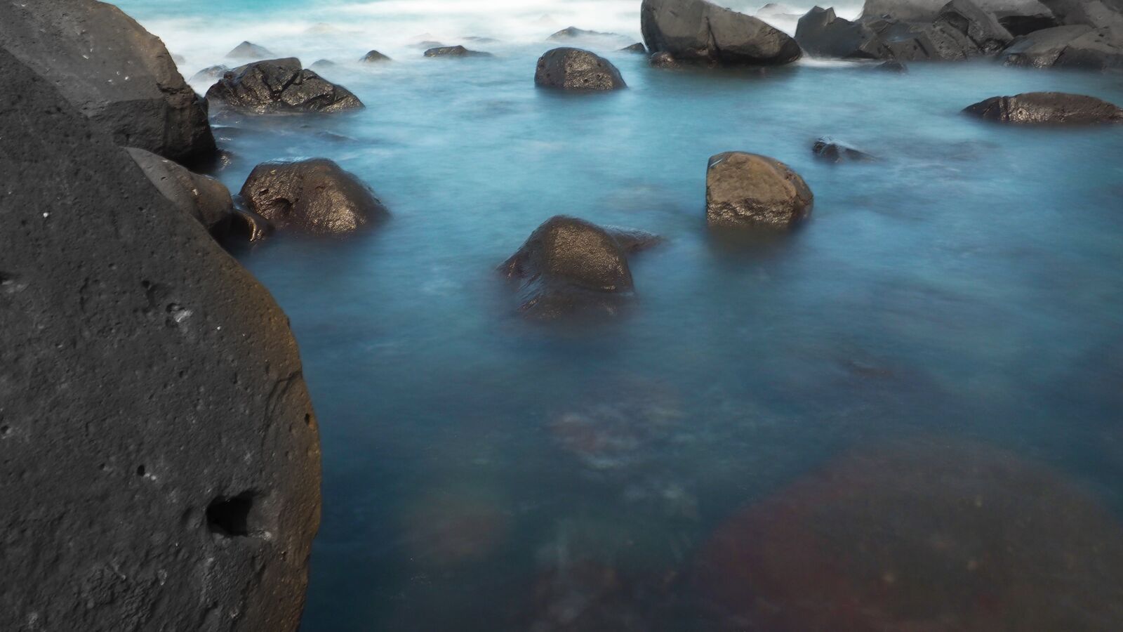 Olympus OM-D E-M1 + Olympus M.Zuiko Digital ED 12-40mm F2.8 Pro sample photo. Long exposure, sea, rock photography