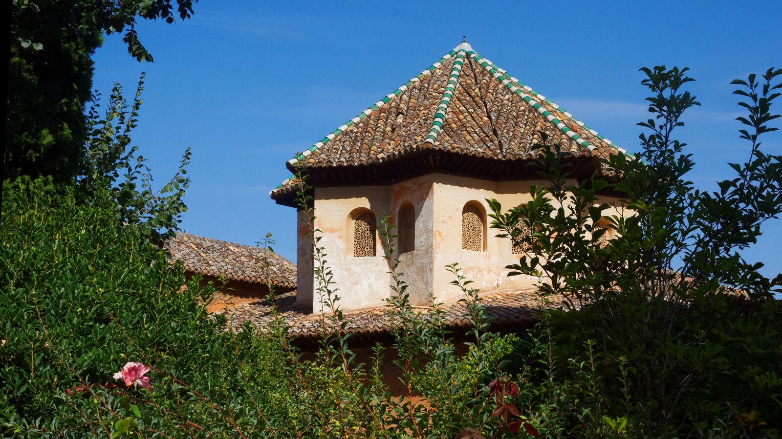 Canon EOS 450D (EOS Rebel XSi / EOS Kiss X2) sample photo. Alhambra, generalife, building photography