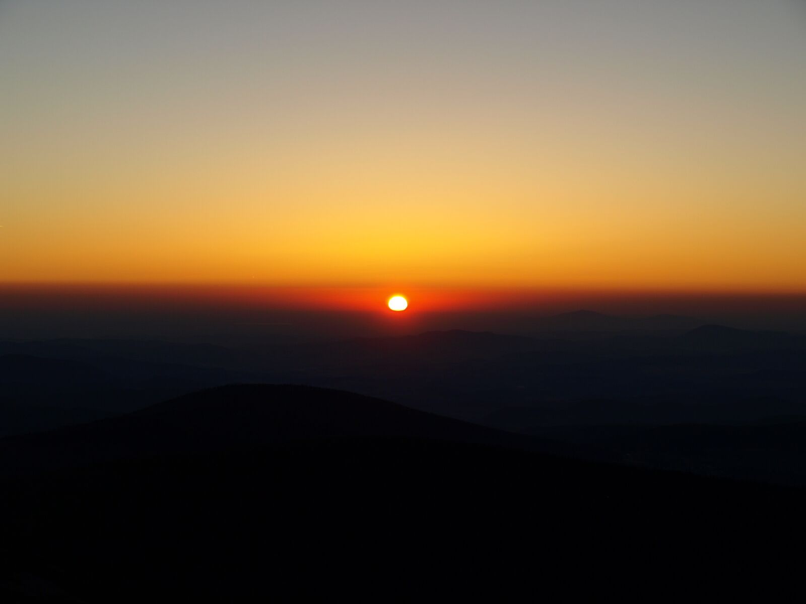 Olympus E-410 (EVOLT E-410) sample photo. East, the sun, mountains photography