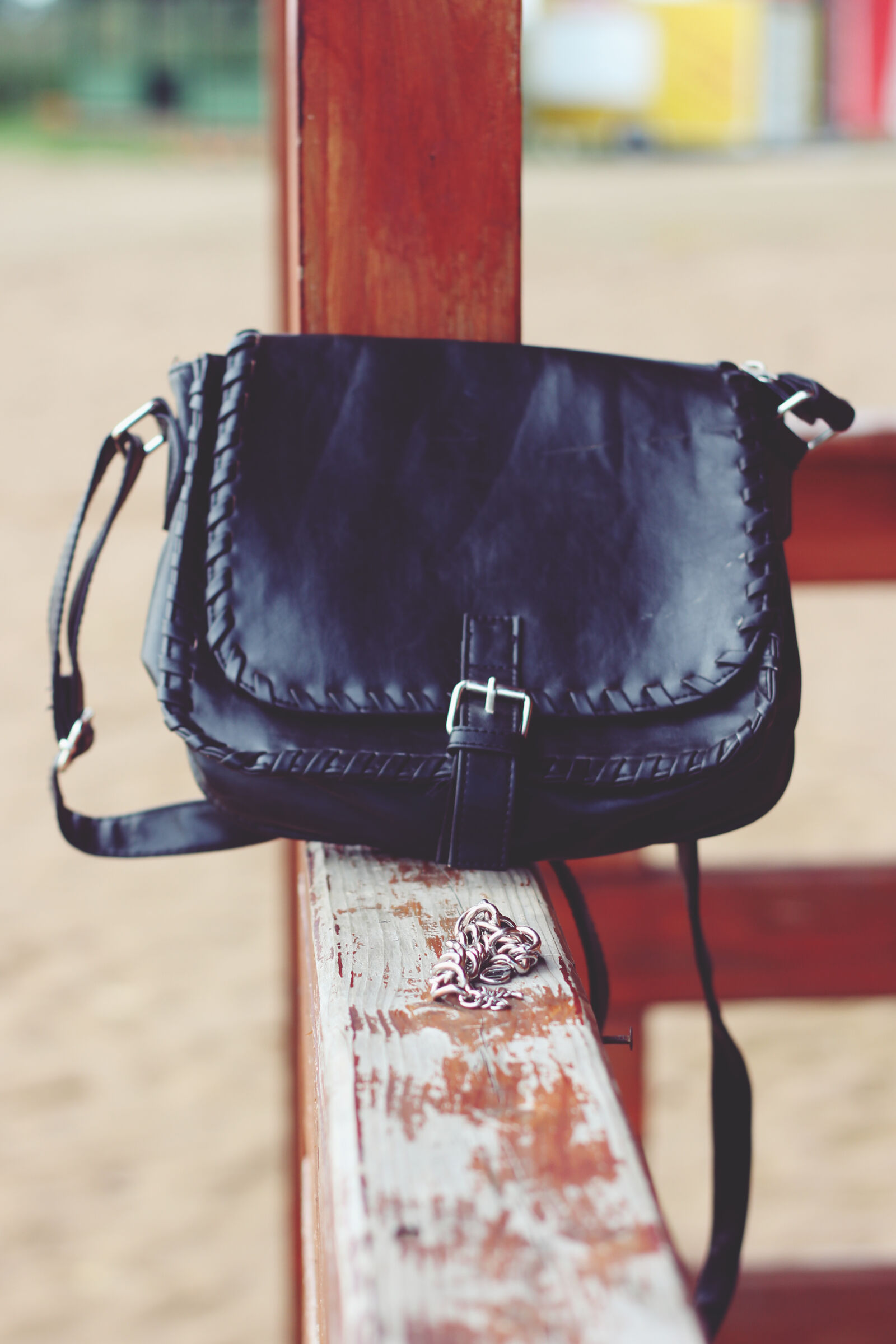 Canon EOS 600D (Rebel EOS T3i / EOS Kiss X5) + Canon EF 50mm F1.8 II sample photo. Handbag photography