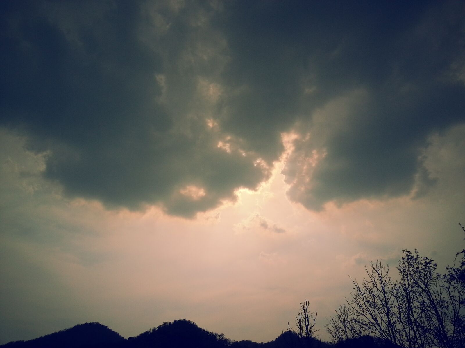 Samsung Galaxy S3 sample photo. Clouds, shady clouds, horizon photography