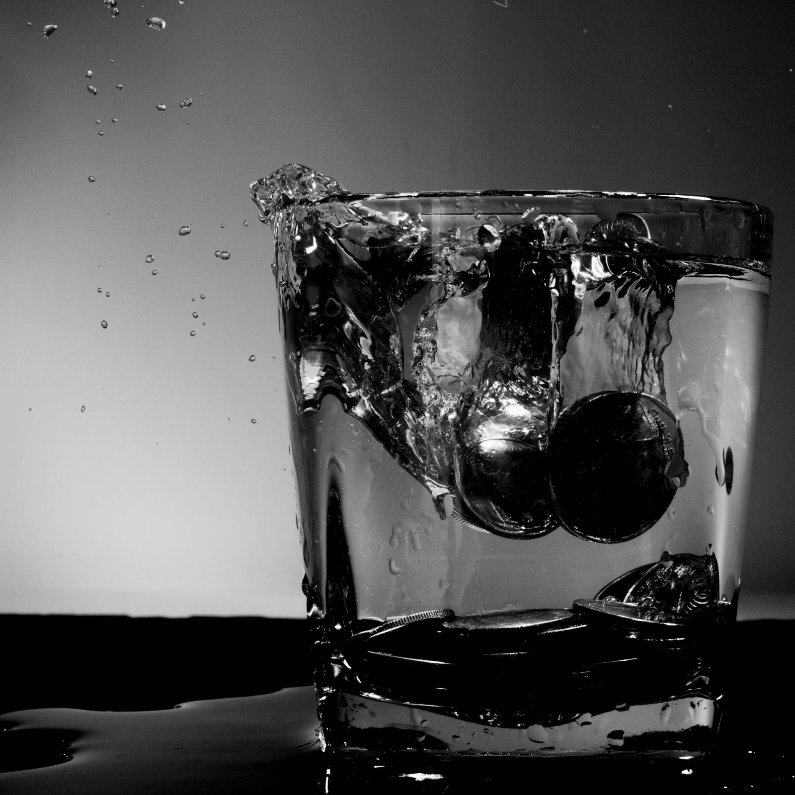 Canon EOS 650D (EOS Rebel T4i / EOS Kiss X6i) sample photo. Coins, monochrome, water photography