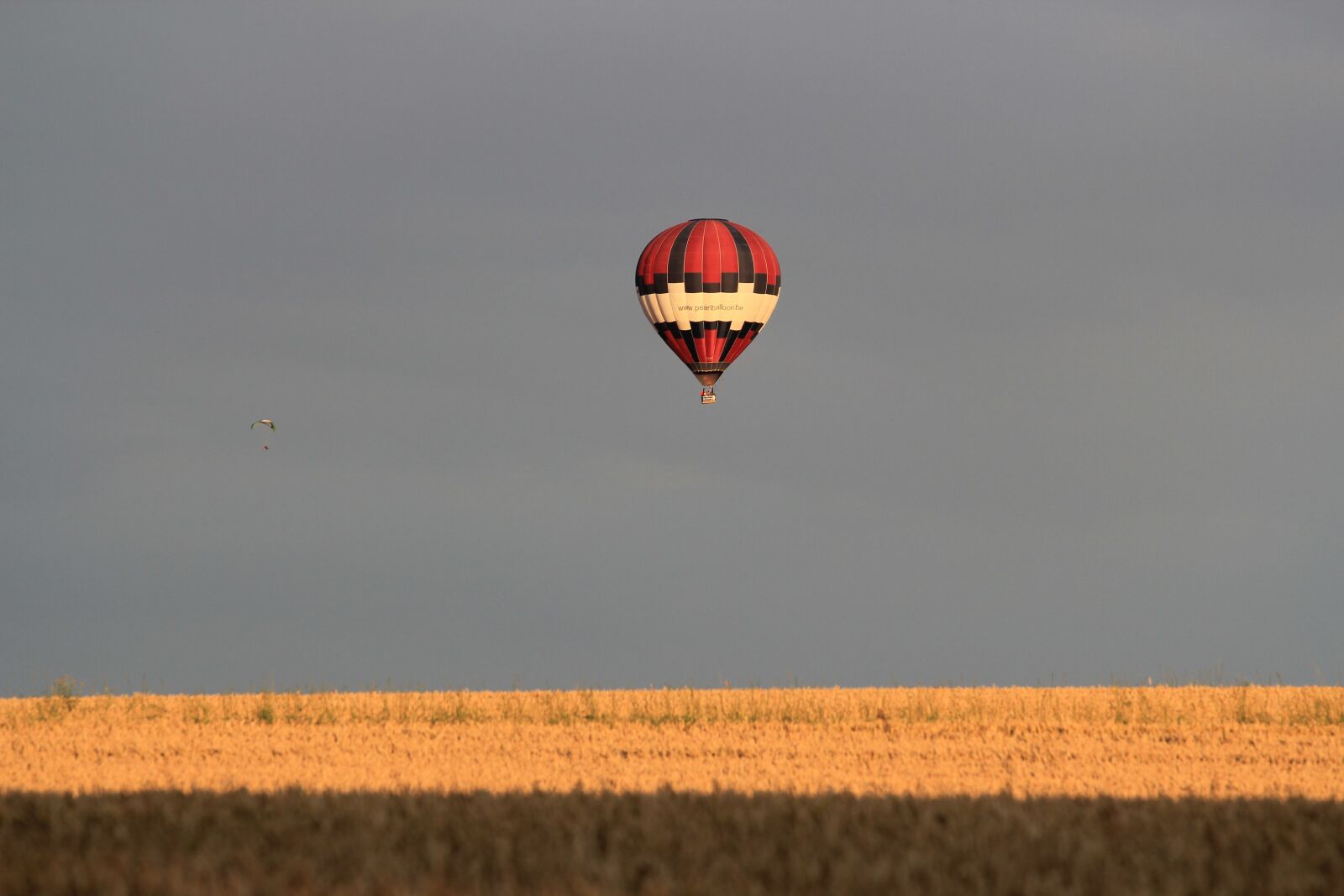 Canon EOS 550D (EOS Rebel T2i / EOS Kiss X4) sample photo. Hot-air ballooning, sky, contrast photography