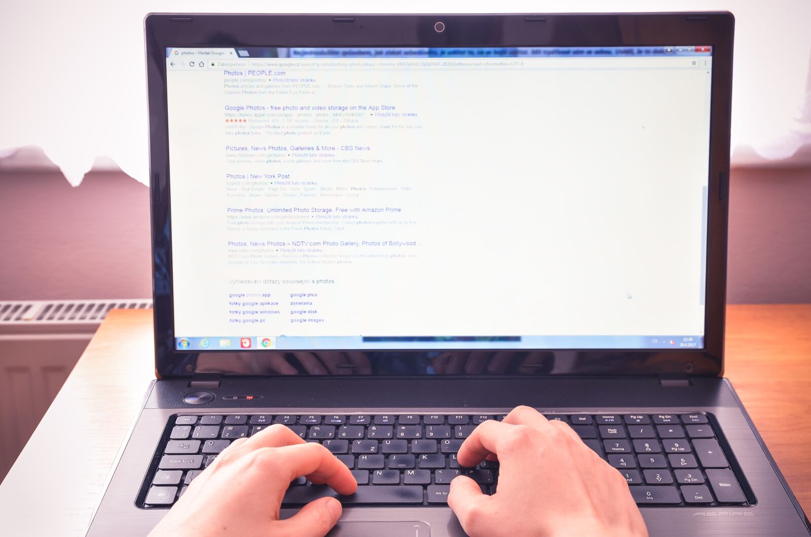 Nikon D5100 sample photo. Hands, computer, notebook photography
