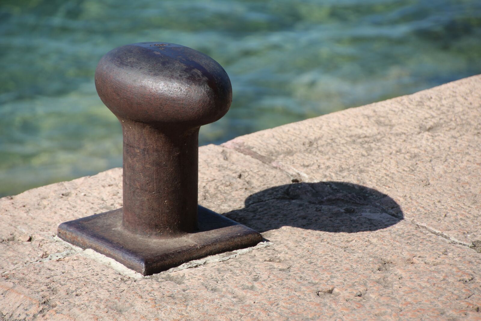 Canon EOS 1200D (EOS Rebel T5 / EOS Kiss X70 / EOS Hi) sample photo. Bollard, shadow, rust photography