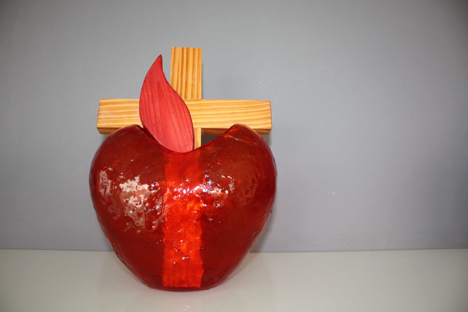 Canon EOS 450D (EOS Rebel XSi / EOS Kiss X2) sample photo. Cross, heart, love photography