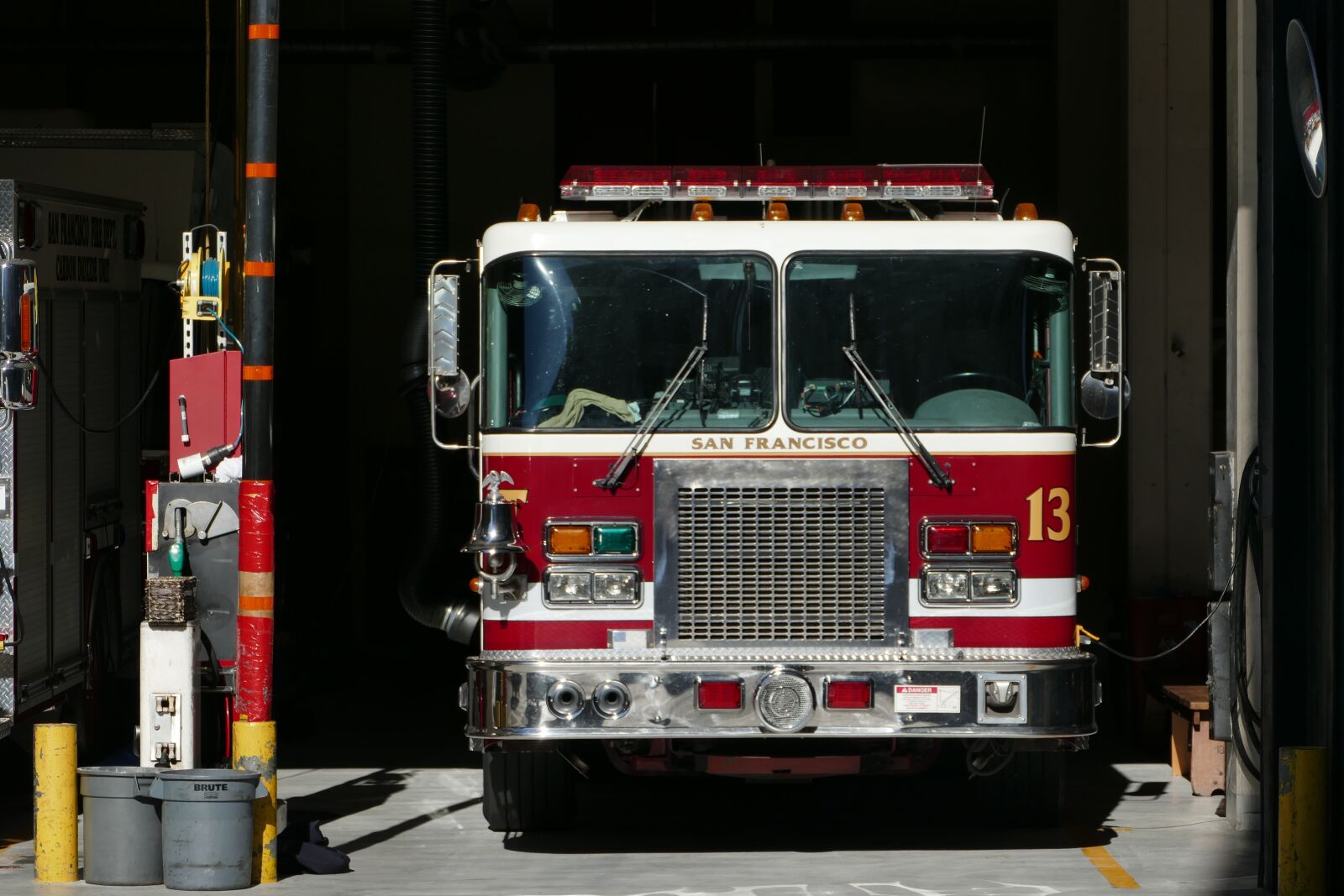 Panasonic Lumix DMC-FZ1000 sample photo. Truck, firefighter, fire photography