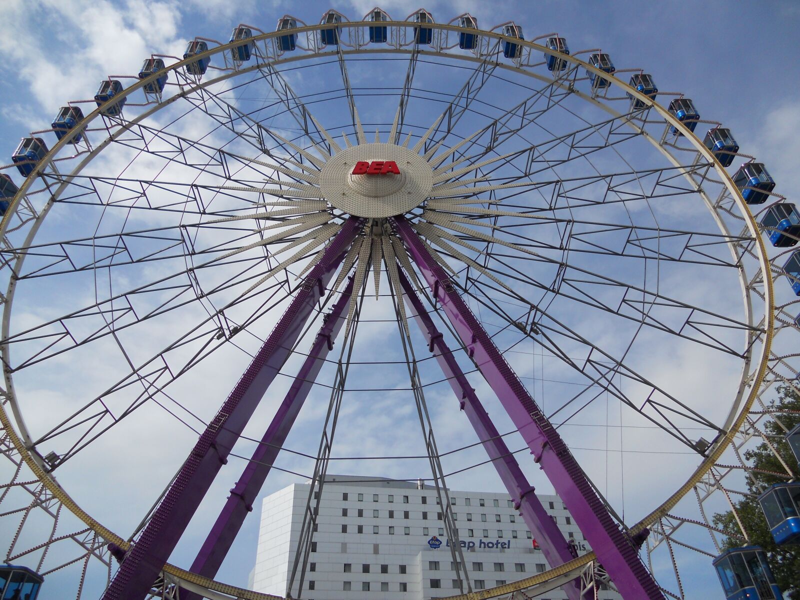 Nikon Coolpix S3000 sample photo. Ferris wheel, fair, leisure photography