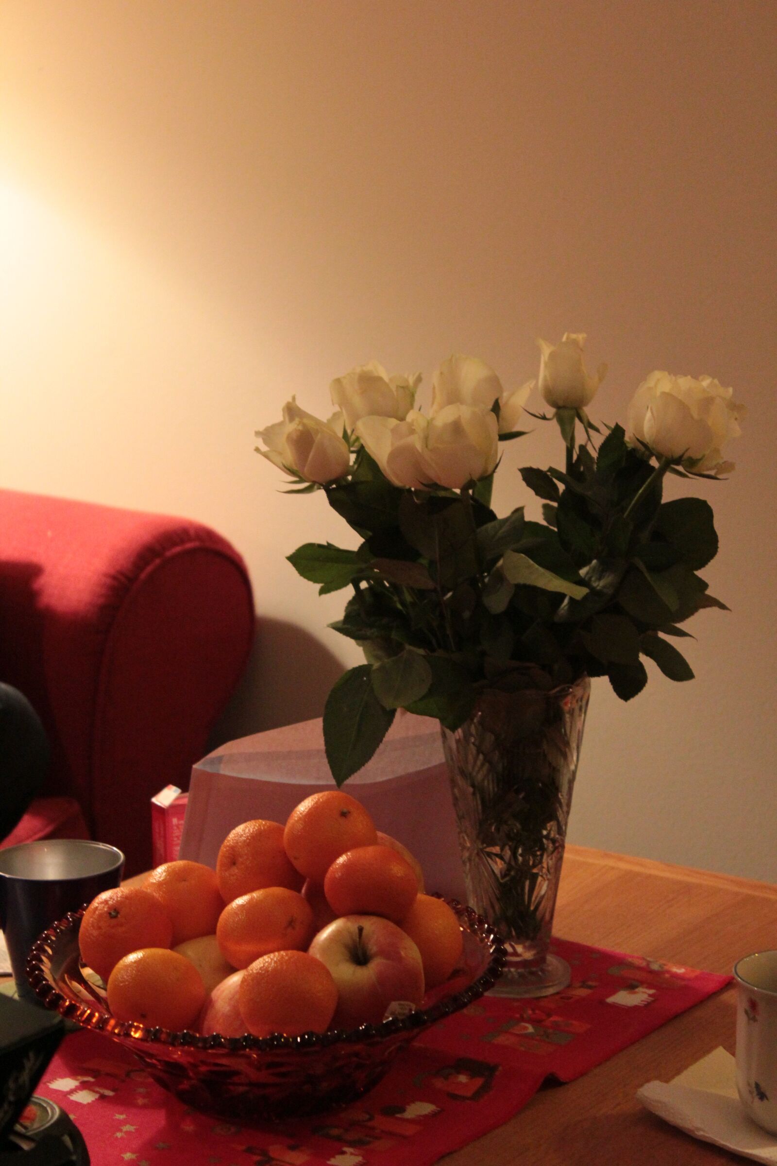 Canon EOS 550D (EOS Rebel T2i / EOS Kiss X4) sample photo. Flowers, apples, table photography