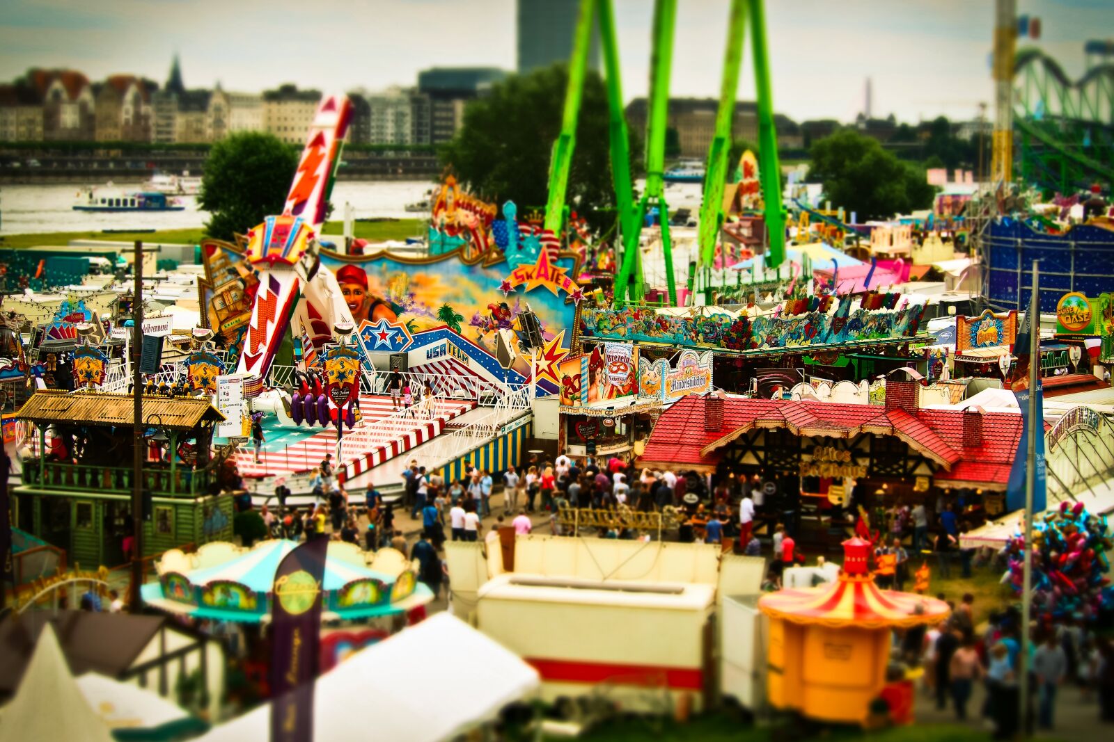 Olympus OM-D E-M10 sample photo. Crowd, fair, folk festival photography