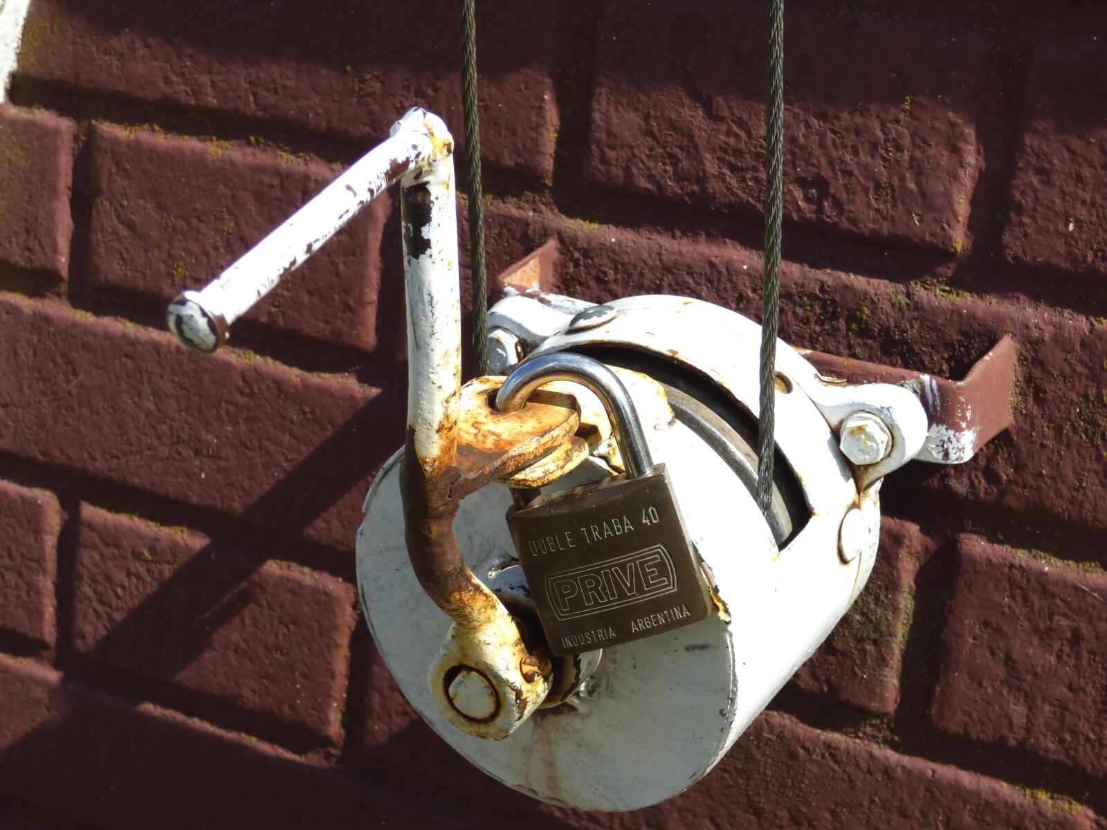 Panasonic Lumix DMC-FZ70 sample photo. Sheave, padlock, crank photography