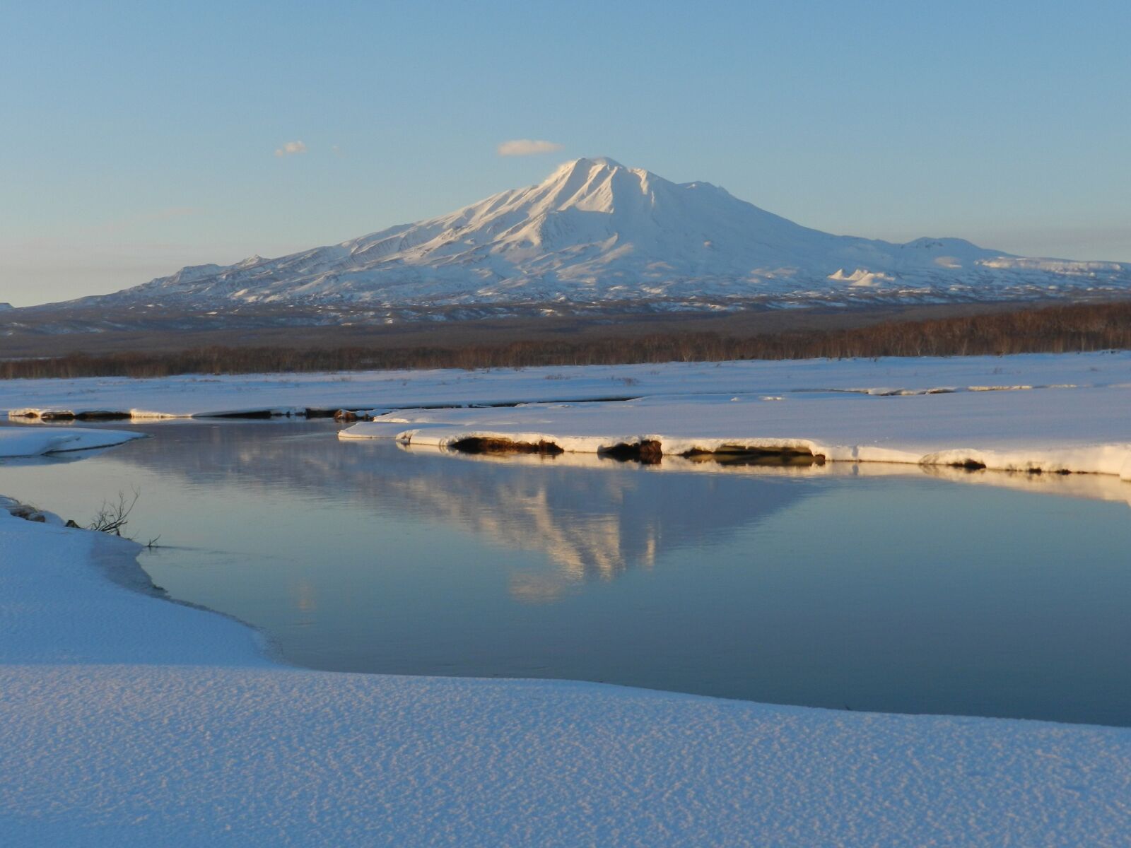 Nikon Coolpix P500 sample photo. Volcano, river, bend photography