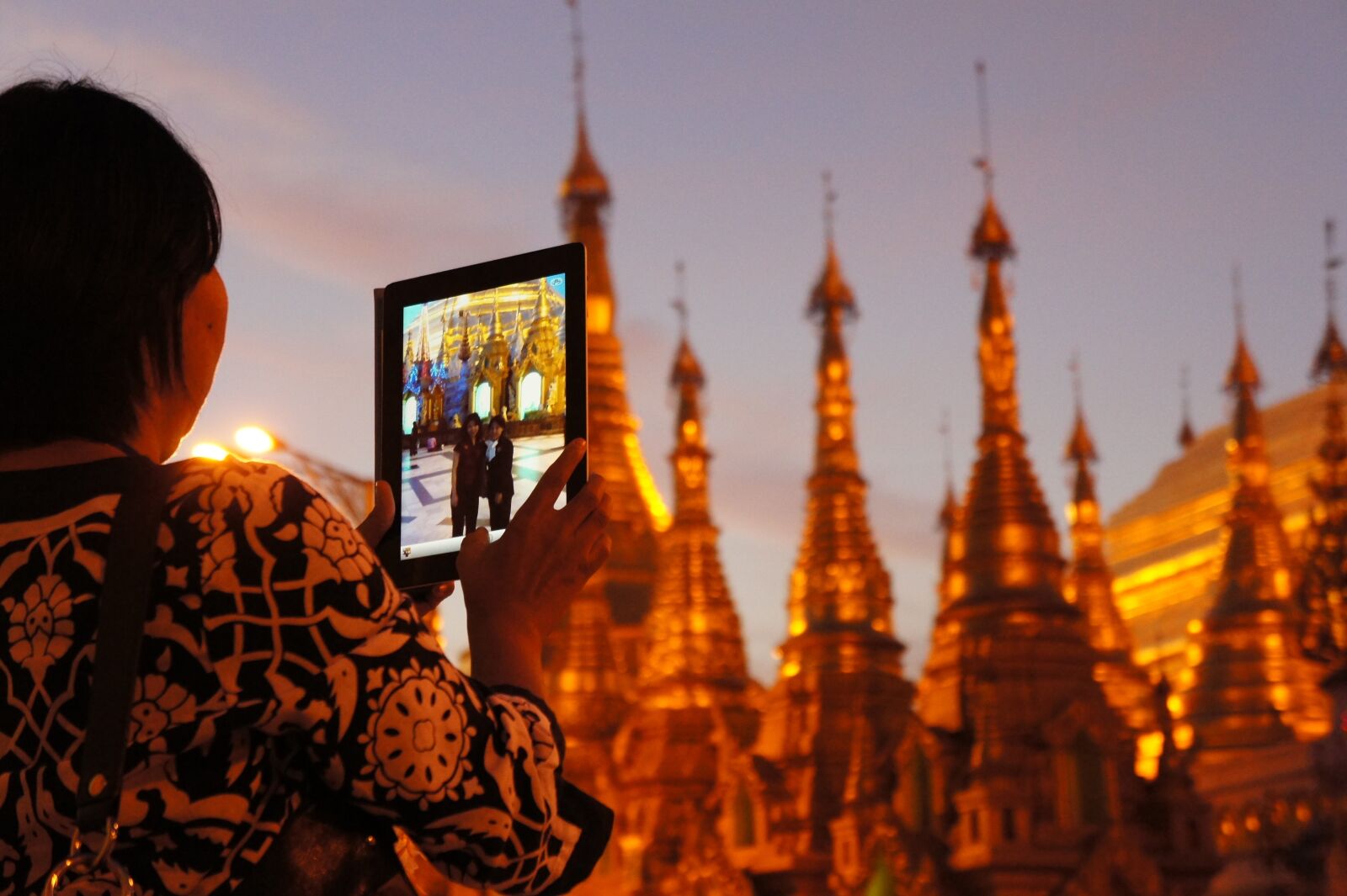 Sony Alpha NEX-5 + Sony E 18-55mm F3.5-5.6 OSS sample photo. Shwedagon pagoda, golden, ipad photography