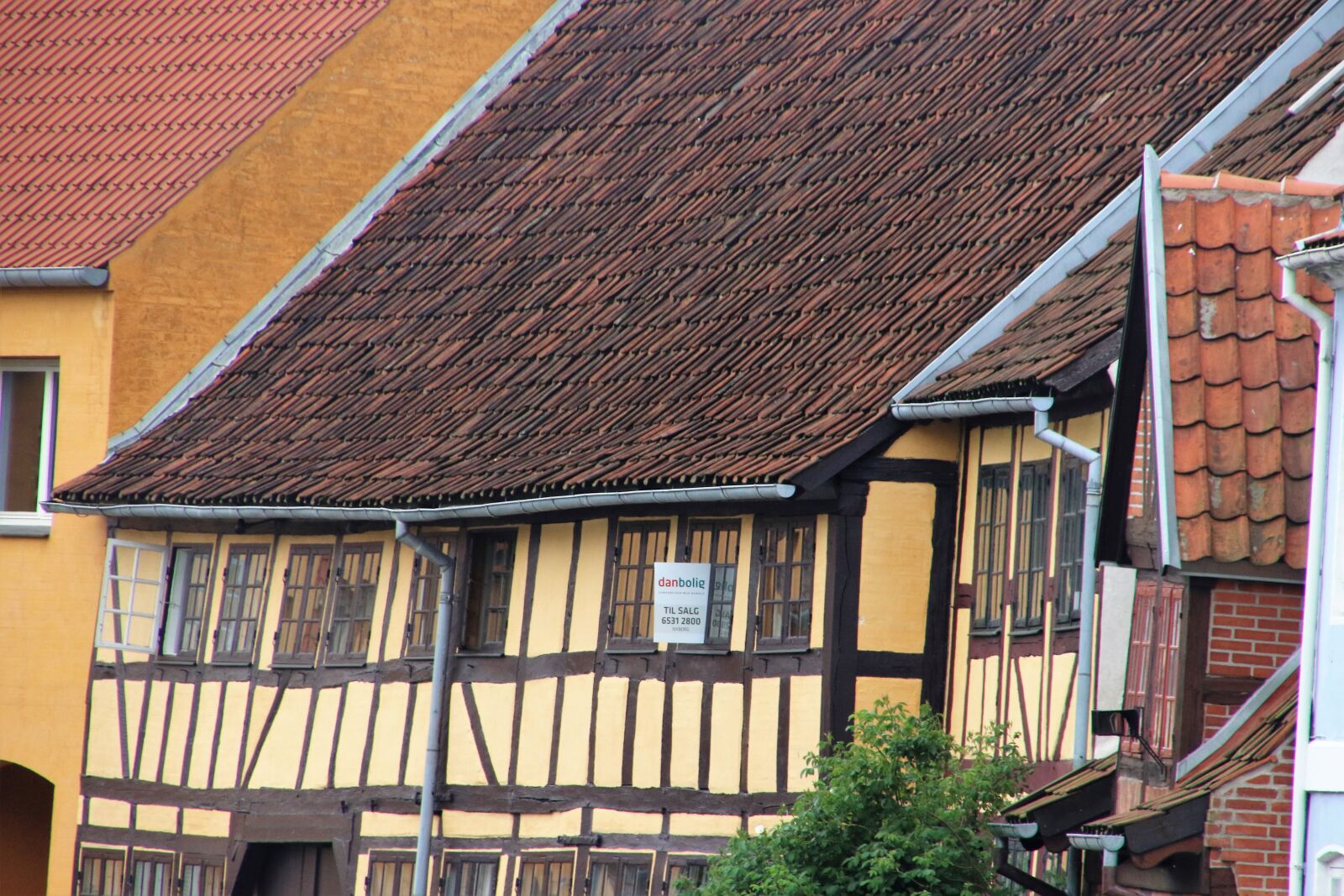 Canon EOS 7D Mark II sample photo. Bricks, crooked, house, home photography