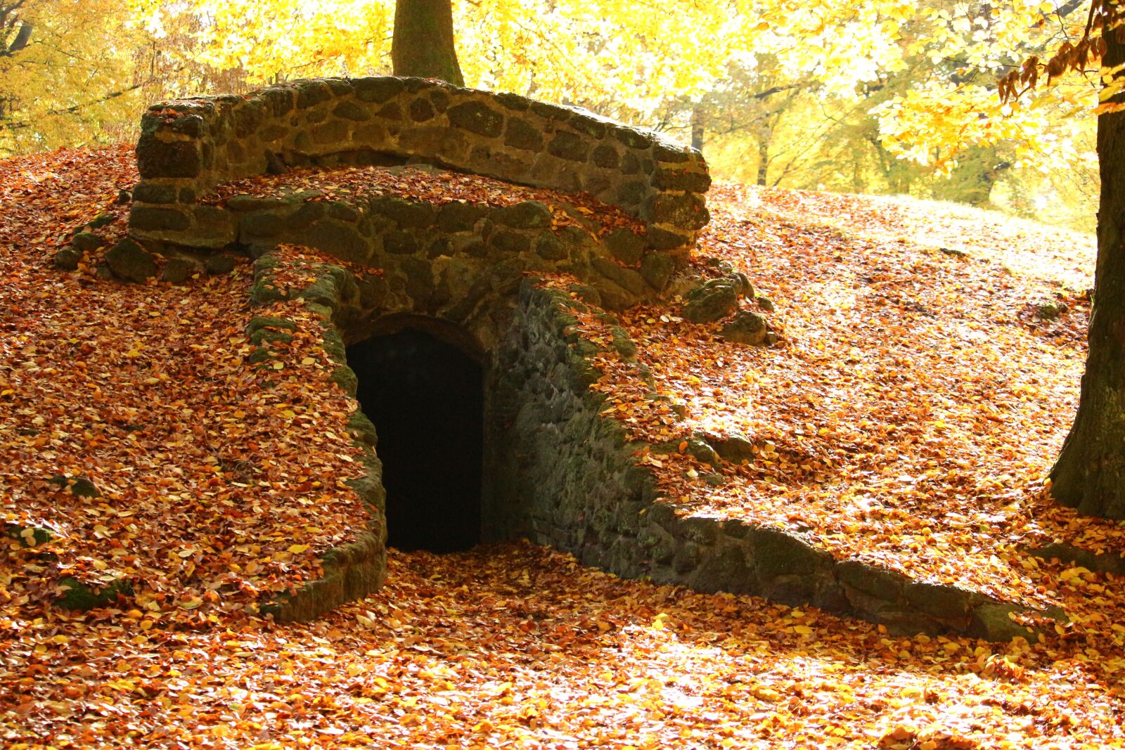 Canon EOS 100D (EOS Rebel SL1 / EOS Kiss X7) sample photo. Grotto, cave, ruin photography