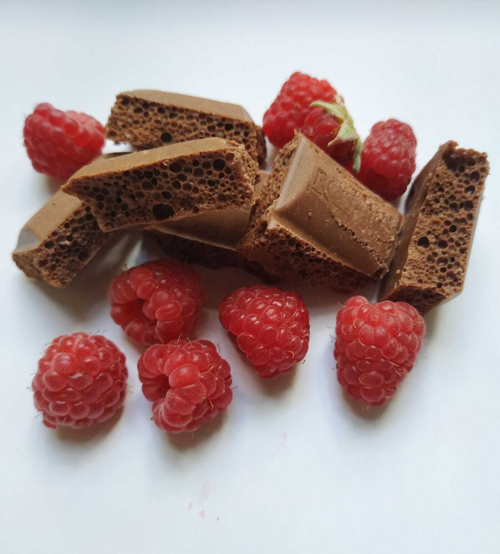 Xiaomi Redmi Note 5 sample photo. Raspberry, chocolate, sweet photography