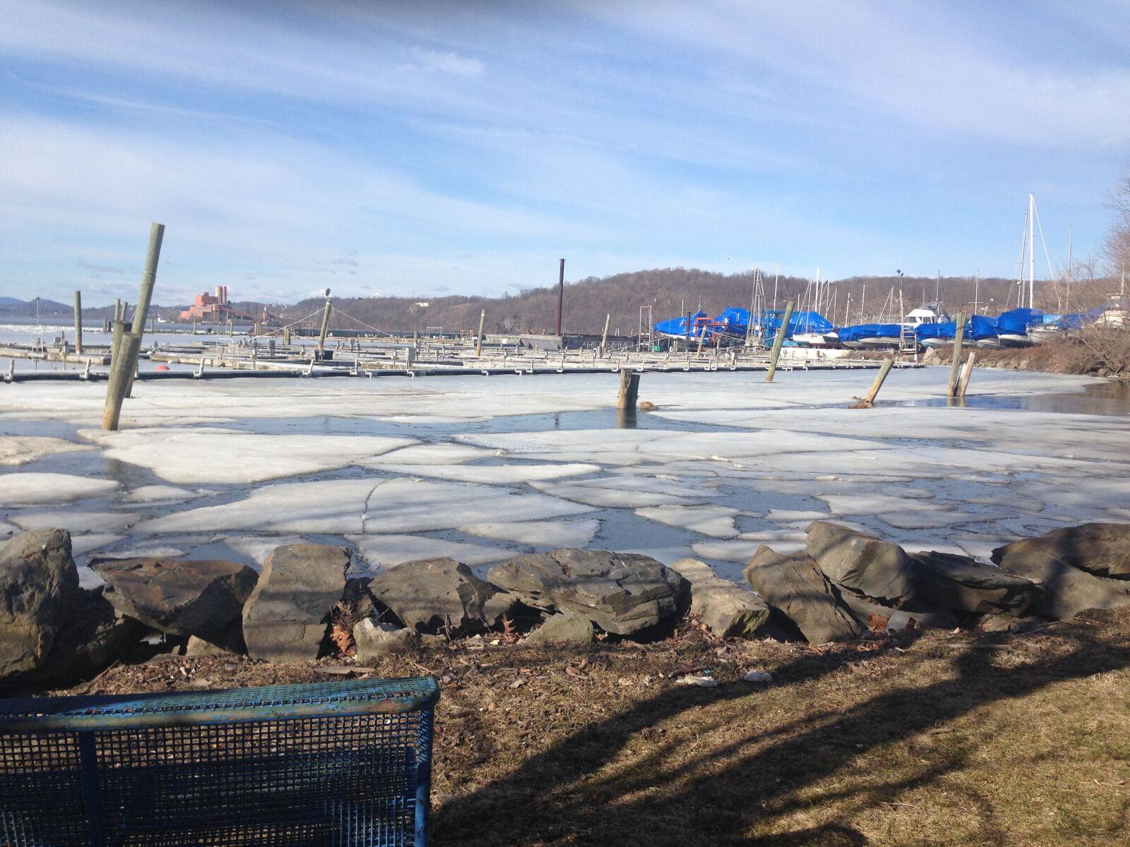 iPhone 5 back camera 4.12mm f/2.4 sample photo. Hudson, river, winter photography