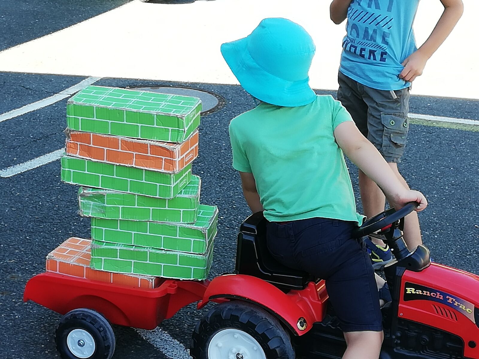 HUAWEI ANE-LX1 sample photo. Tractor, bricks, blocs photography