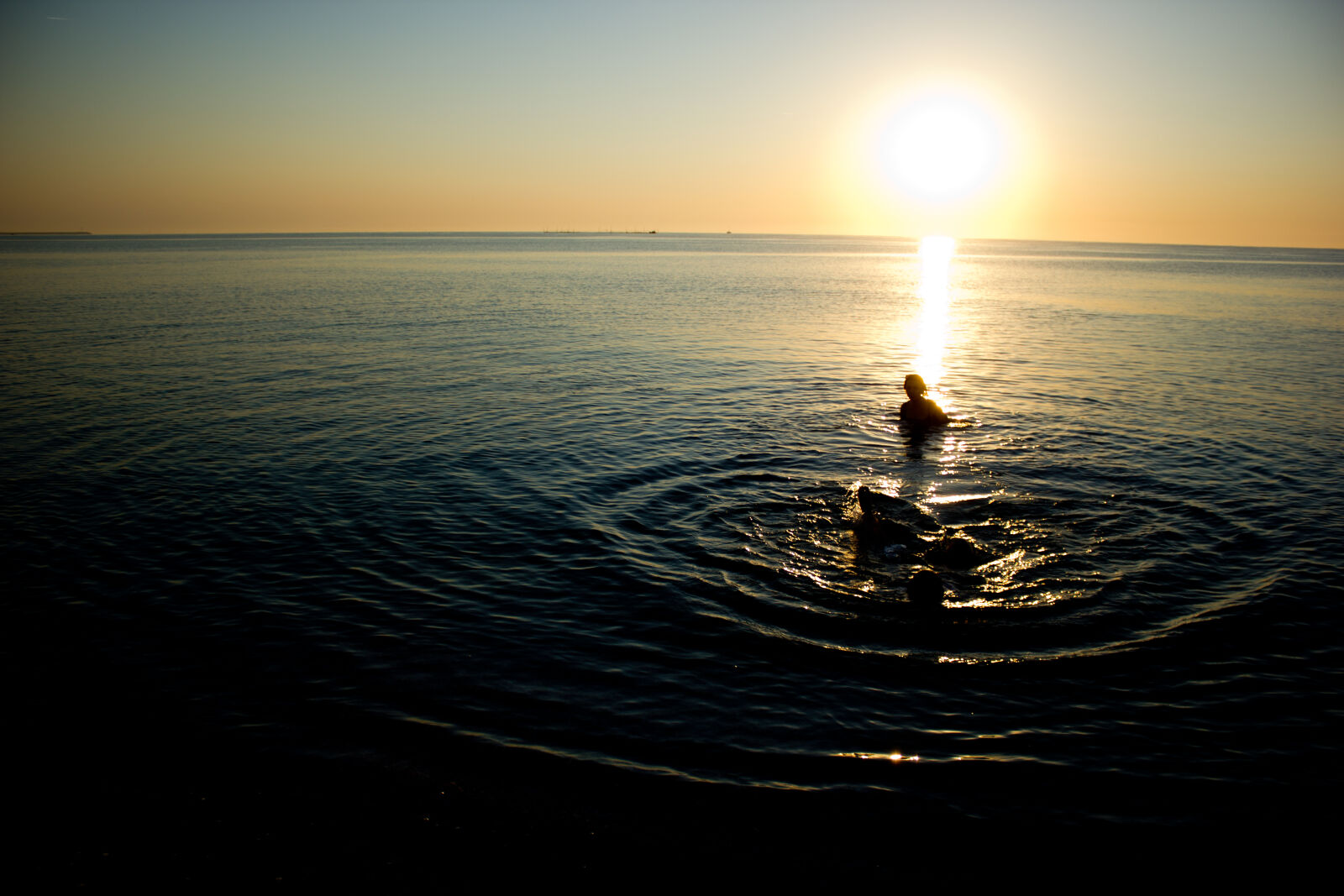 Canon EOS 550D (EOS Rebel T2i / EOS Kiss X4) sample photo. Fun, girls, sea, seascape photography