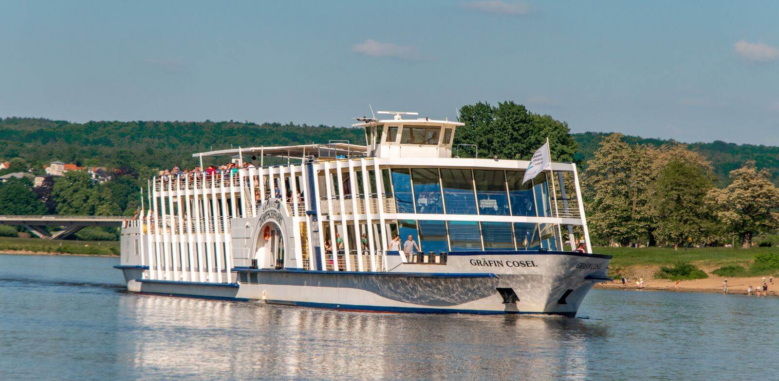 Nikon D5600 sample photo. Elbe, river, ship photography