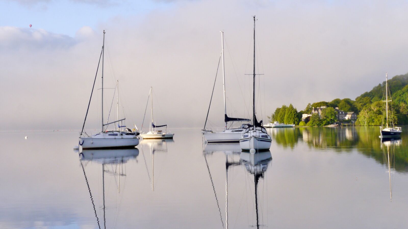 Panasonic Lumix DMC-G5 sample photo. Water, sky, boat photography