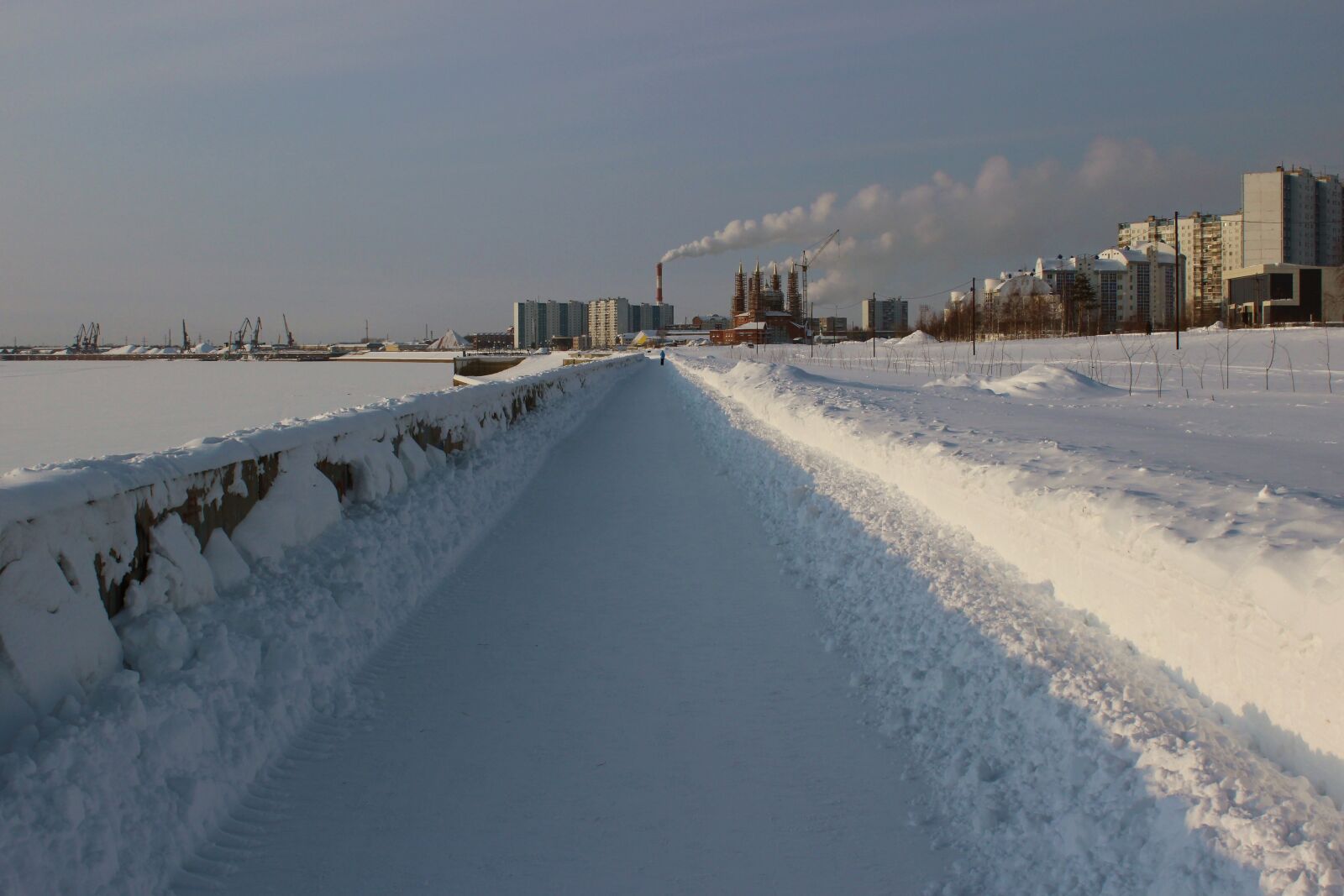Canon EOS 100D (EOS Rebel SL1 / EOS Kiss X7) sample photo. Siberia, winter, quay photography