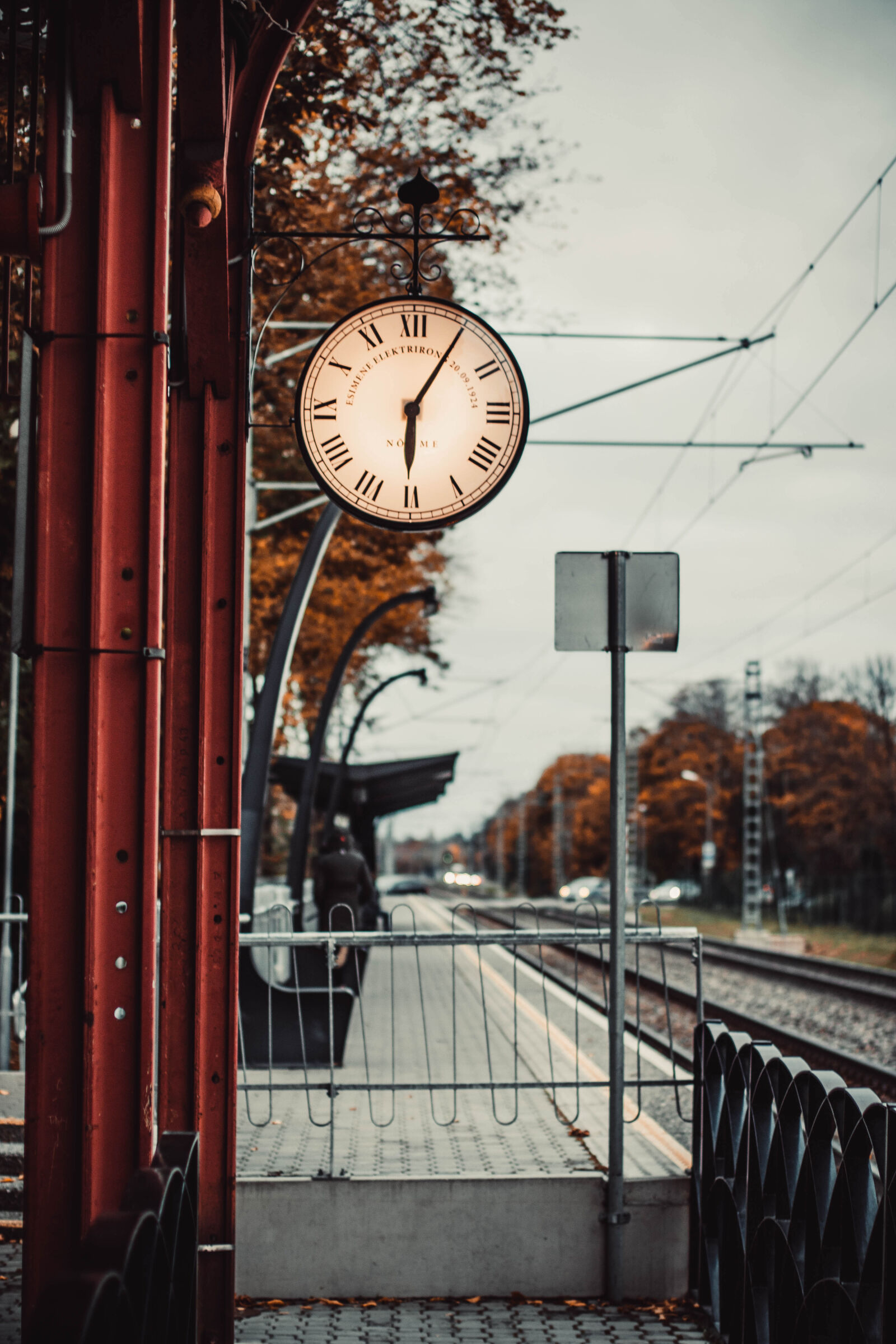 Canon EOS 760D (EOS Rebel T6s / EOS 8000D) sample photo. Old, clock, on, train photography