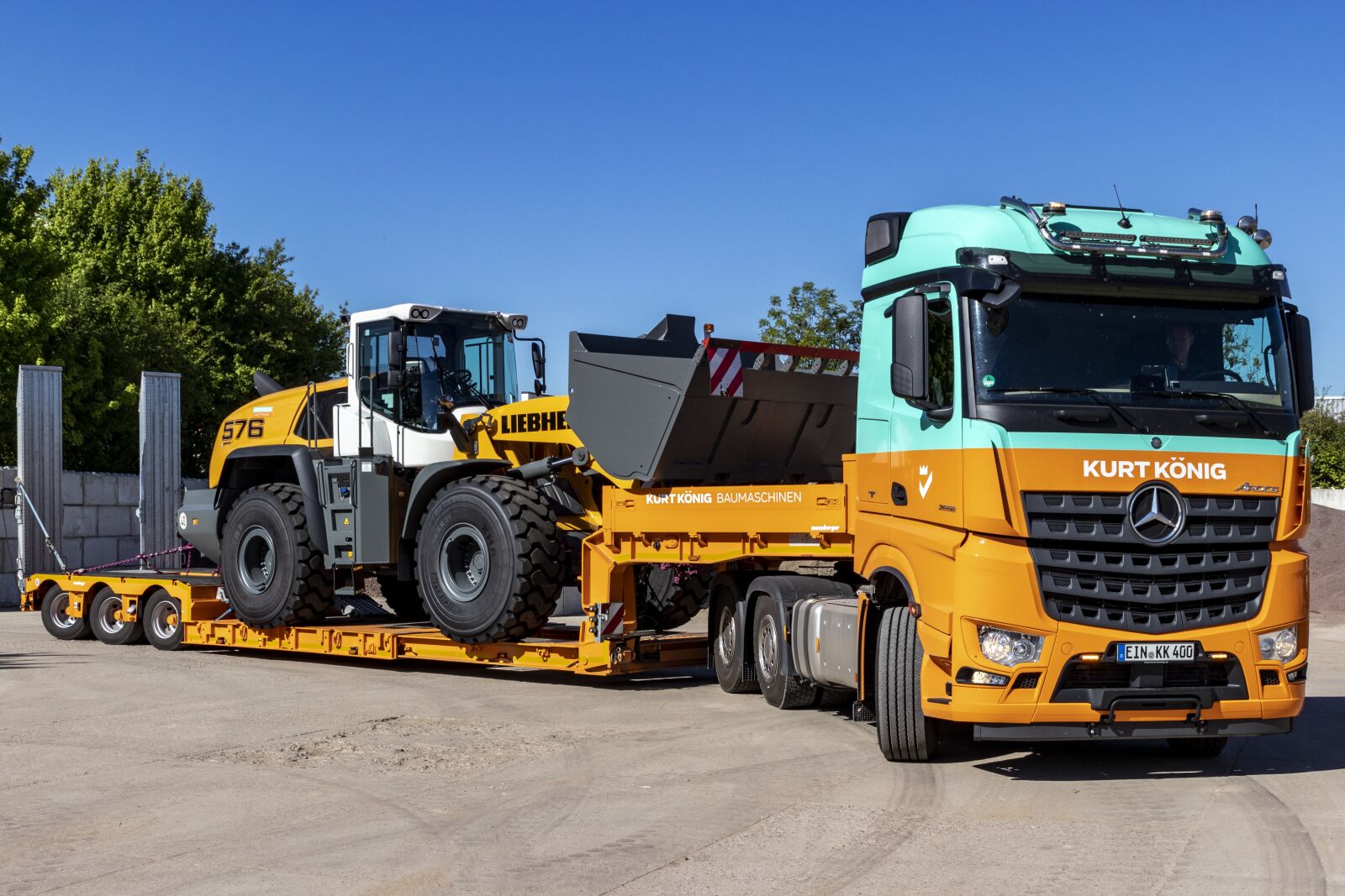 Canon EOS 80D sample photo. Transport, low-bed trailer, construction photography