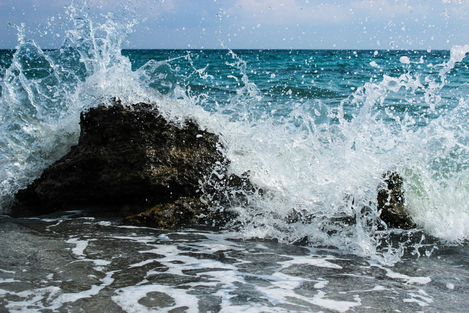 Canon EOS 600D (Rebel EOS T3i / EOS Kiss X5) sample photo. Wave, sea, shore photography
