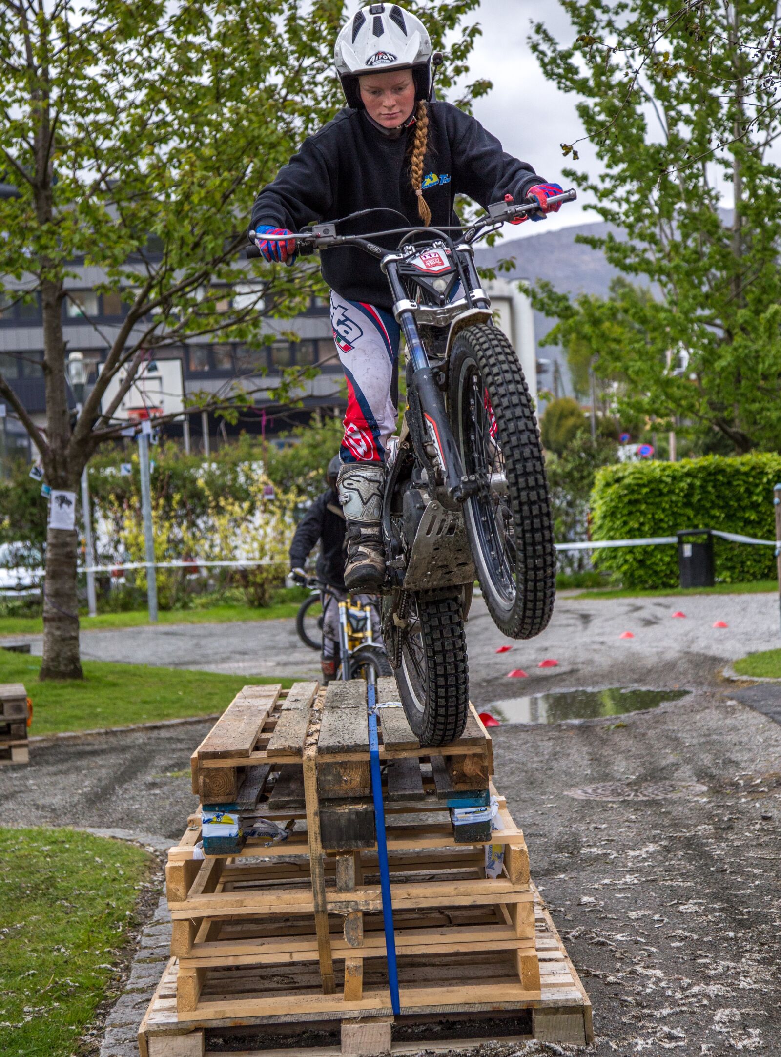 Canon EOS 6D + Canon EF 24-105mm F4L IS USM sample photo. Trial, girl, jump photography