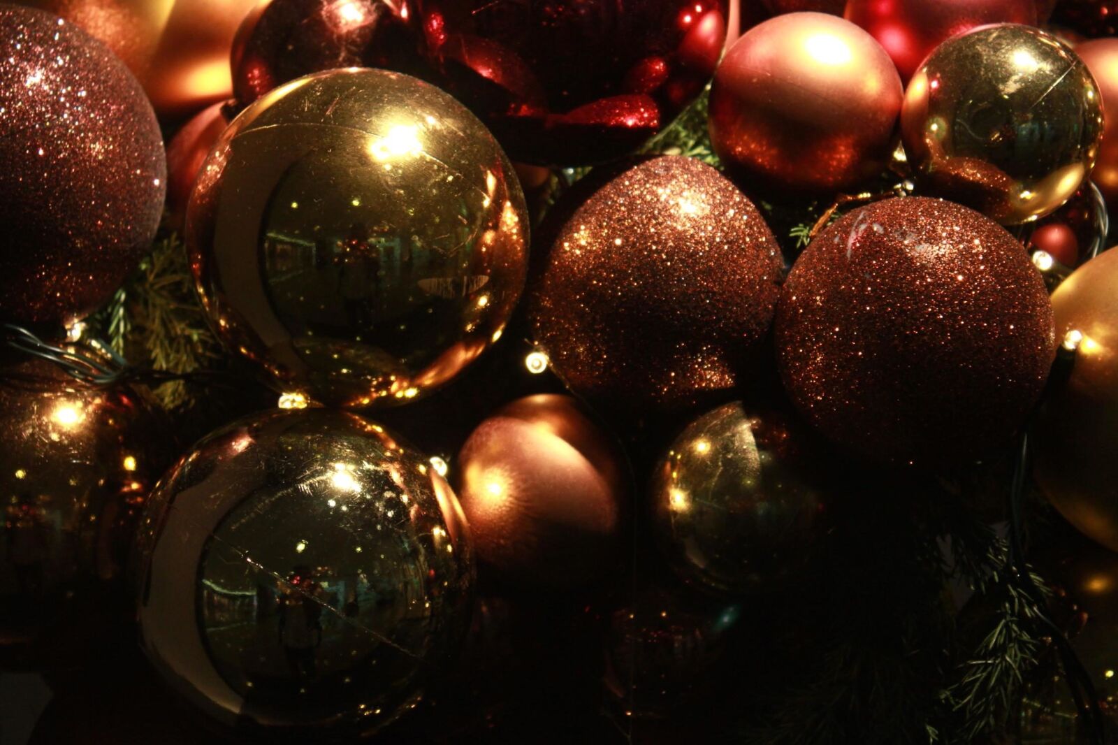 Canon EOS 500D (EOS Rebel T1i / EOS Kiss X3) sample photo. Christmas, reflection, decoration, dark photography