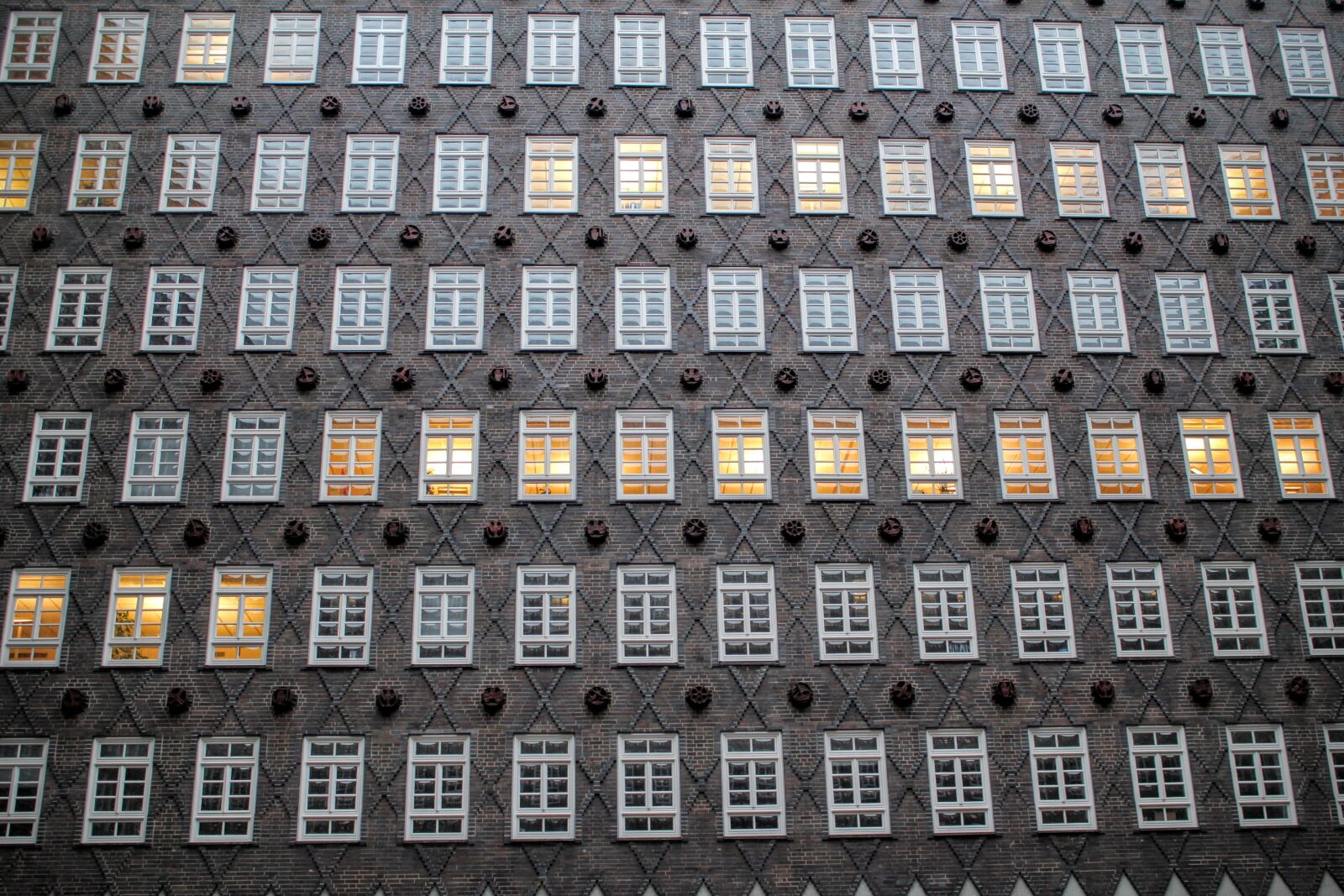 Canon EOS 600D (Rebel EOS T3i / EOS Kiss X5) sample photo. Hamburg, building, window photography