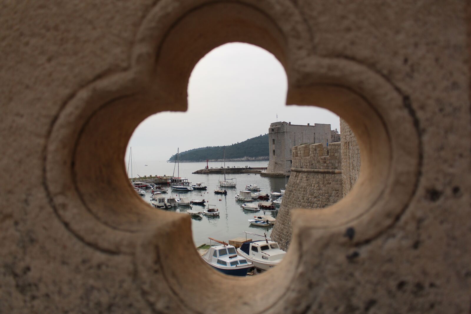 Canon EOS 700D (EOS Rebel T5i / EOS Kiss X7i) sample photo. Summer holiday, balustrade, hole photography