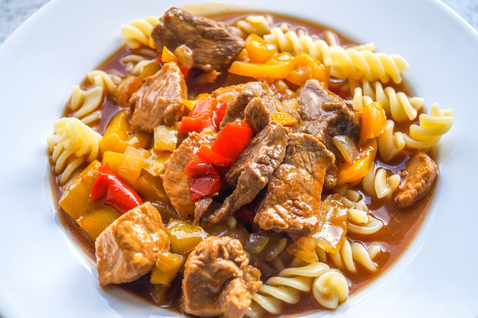 Sony DT 18-55mm F3.5-5.6 SAM II sample photo. Goulash, noodles, eat photography