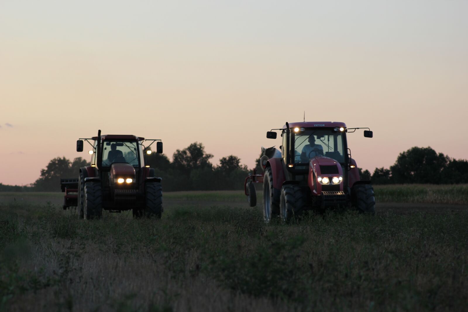 Canon EOS 550D (EOS Rebel T2i / EOS Kiss X4) sample photo. Tractors, machine, ploughing photography