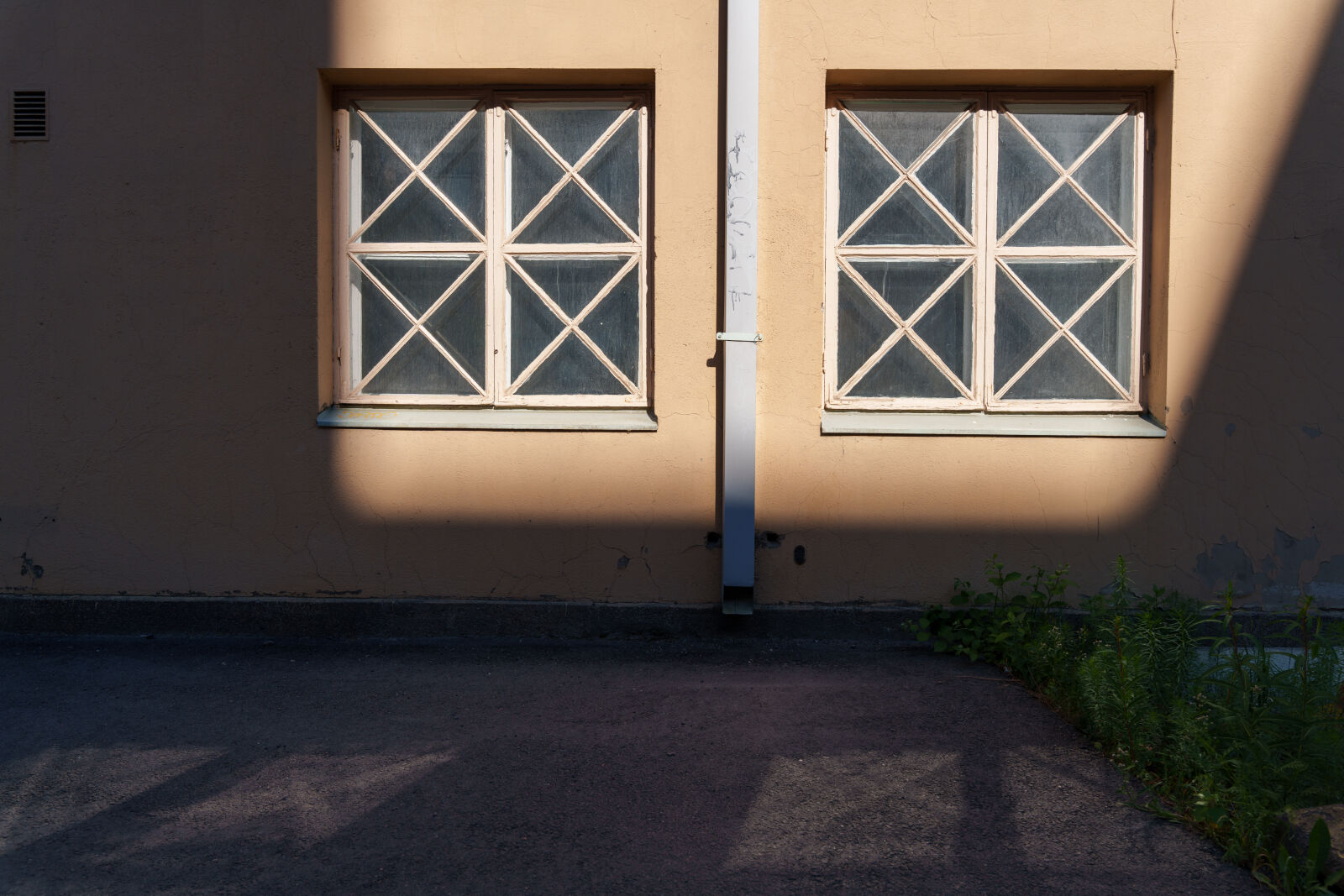 Sigma 24-70mm F2.8 DG DN II | Art sample photo. Shadow windows photography