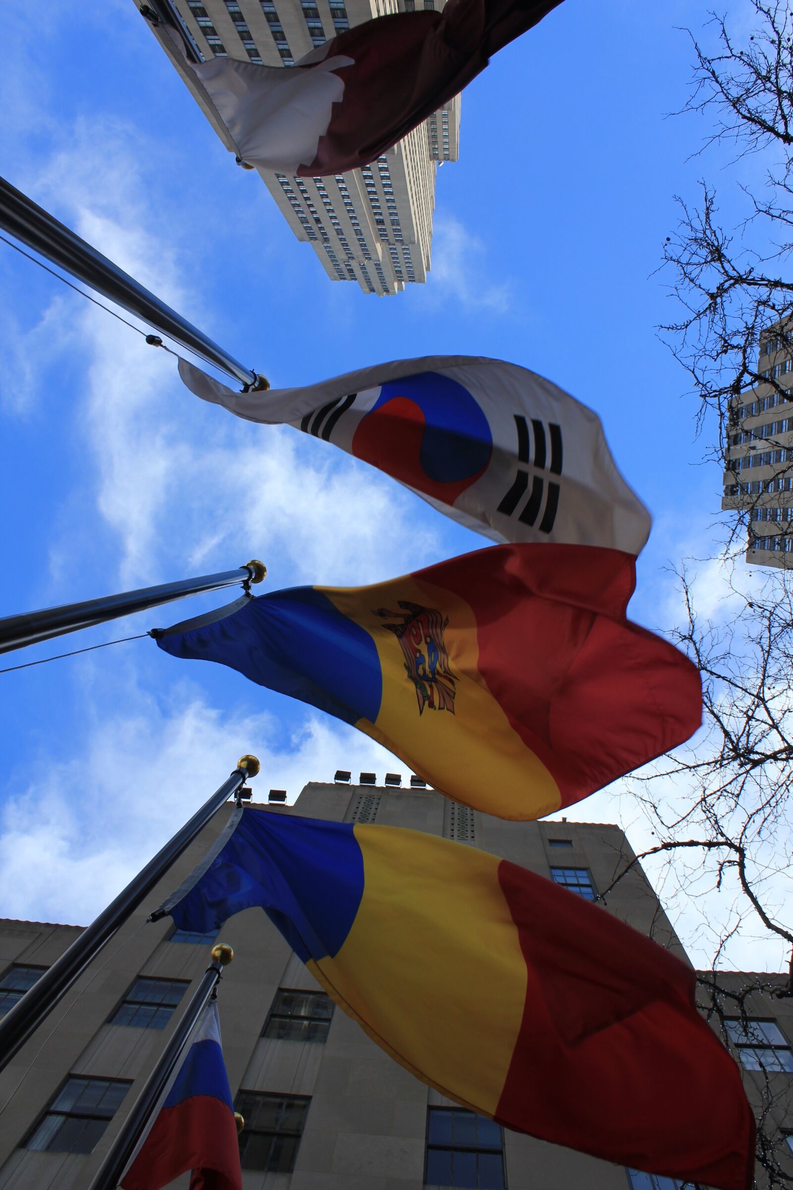 Canon EOS 550D (EOS Rebel T2i / EOS Kiss X4) sample photo. Flags, international, rockefeller center photography