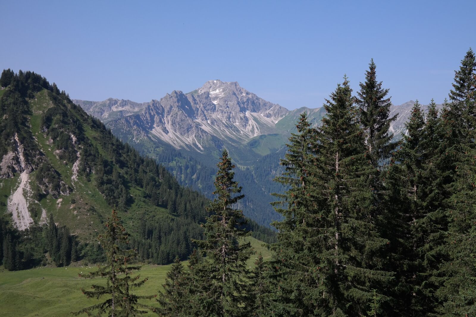 Samsung NX300 sample photo. Big thumbs, panorama, alpine photography