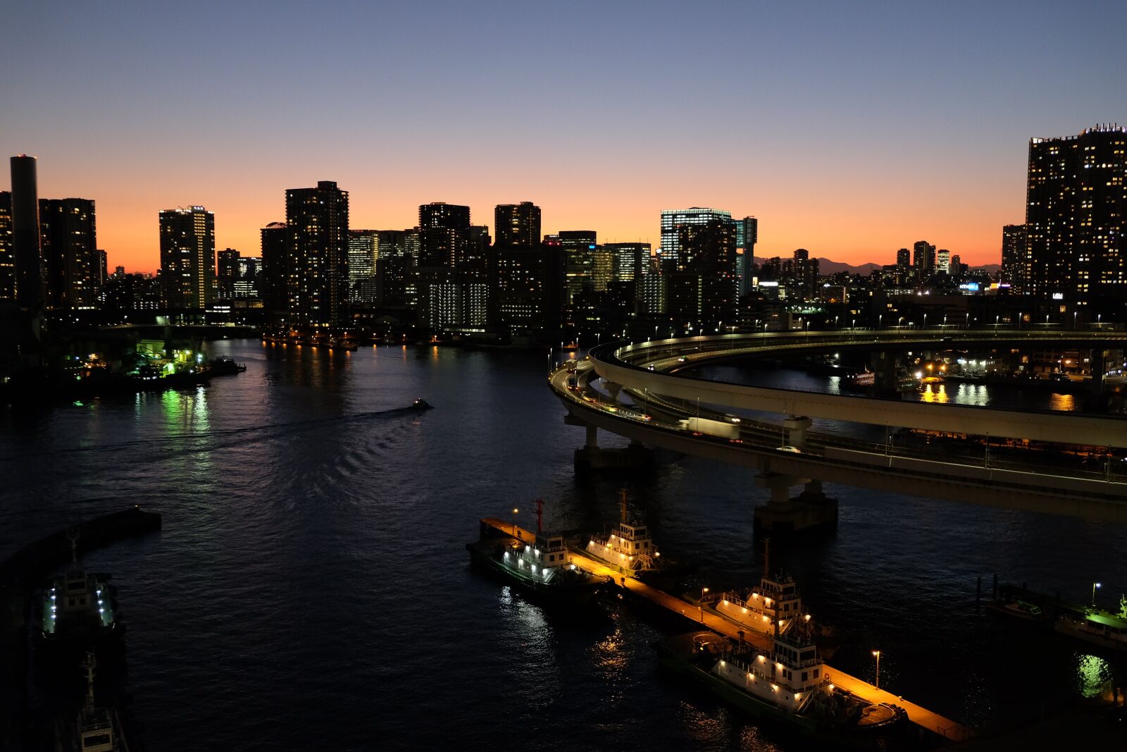 Fujifilm X-T10 sample photo. Twilight zone, city scape photography